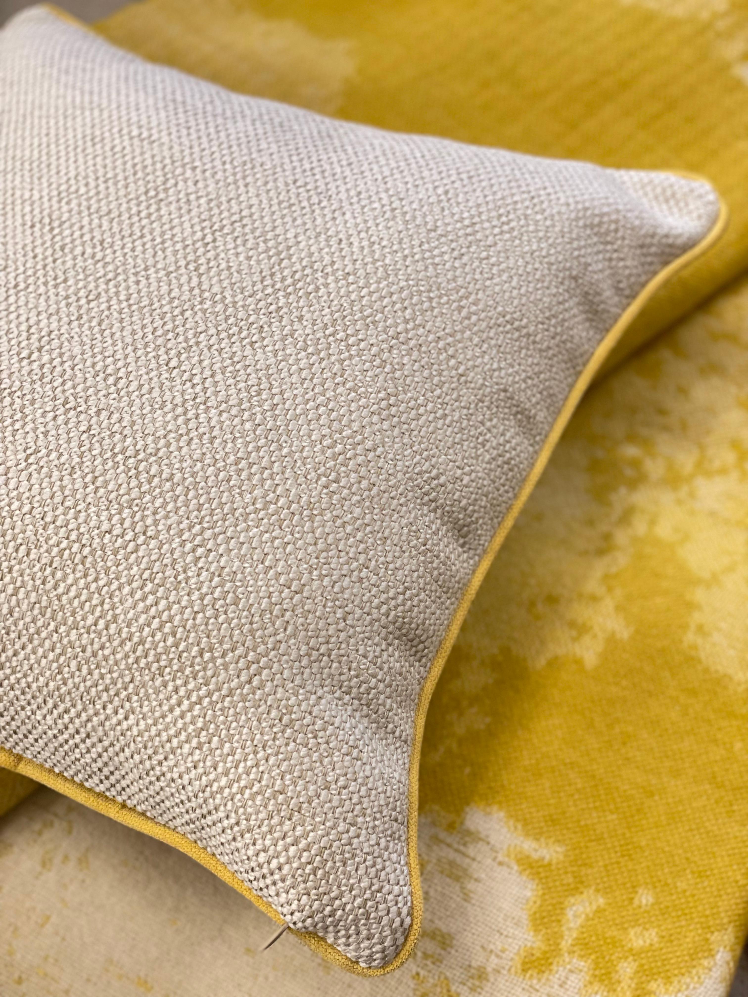 Cuscino SERENO quadrato con bordino giallo In condizioni Nuovo in vendita a Cernobbio, IT
