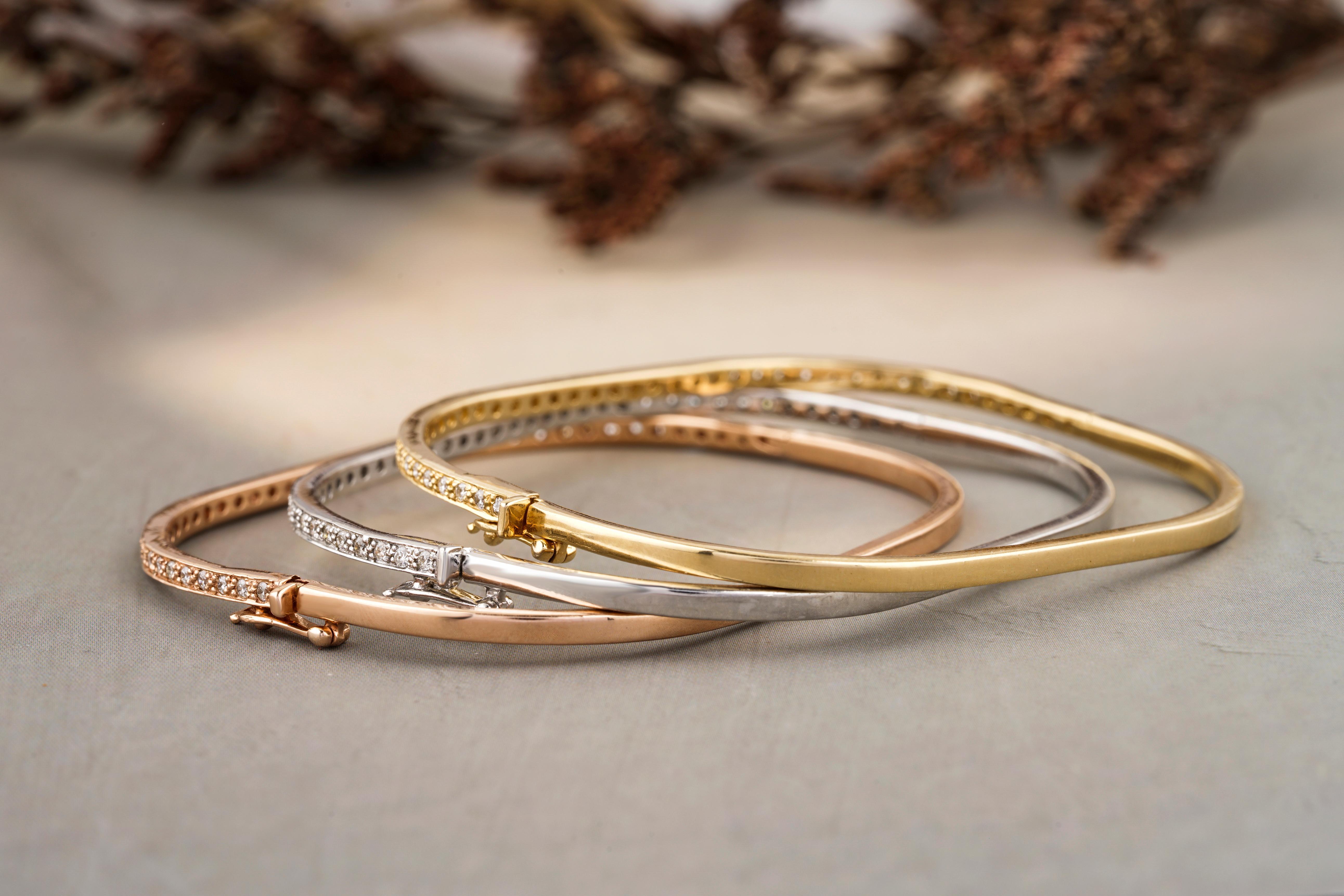 Round Cut Square Shape Bangle Bracelet Set in 18k Solid Gold For Sale