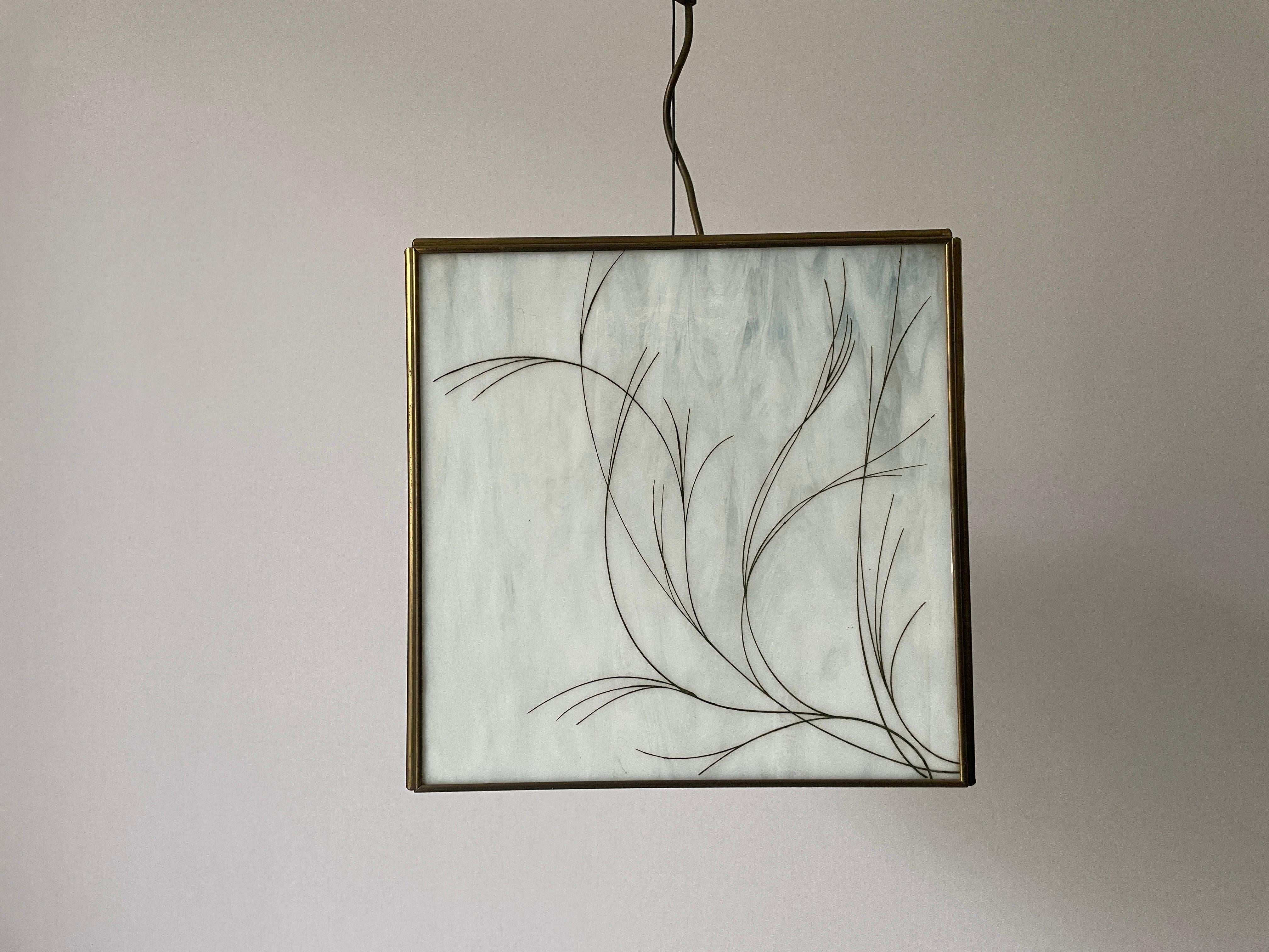 Plafonnier carré en verre et laiton, années 1960, Italie

L'abat-jour est en très bon état vintage.

Cette lampe fonctionne avec des ampoules E27. 
Câblé et adapté à une utilisation avec 220V et 110V pour tous les pays.

Mesures :

Hauteur : 31