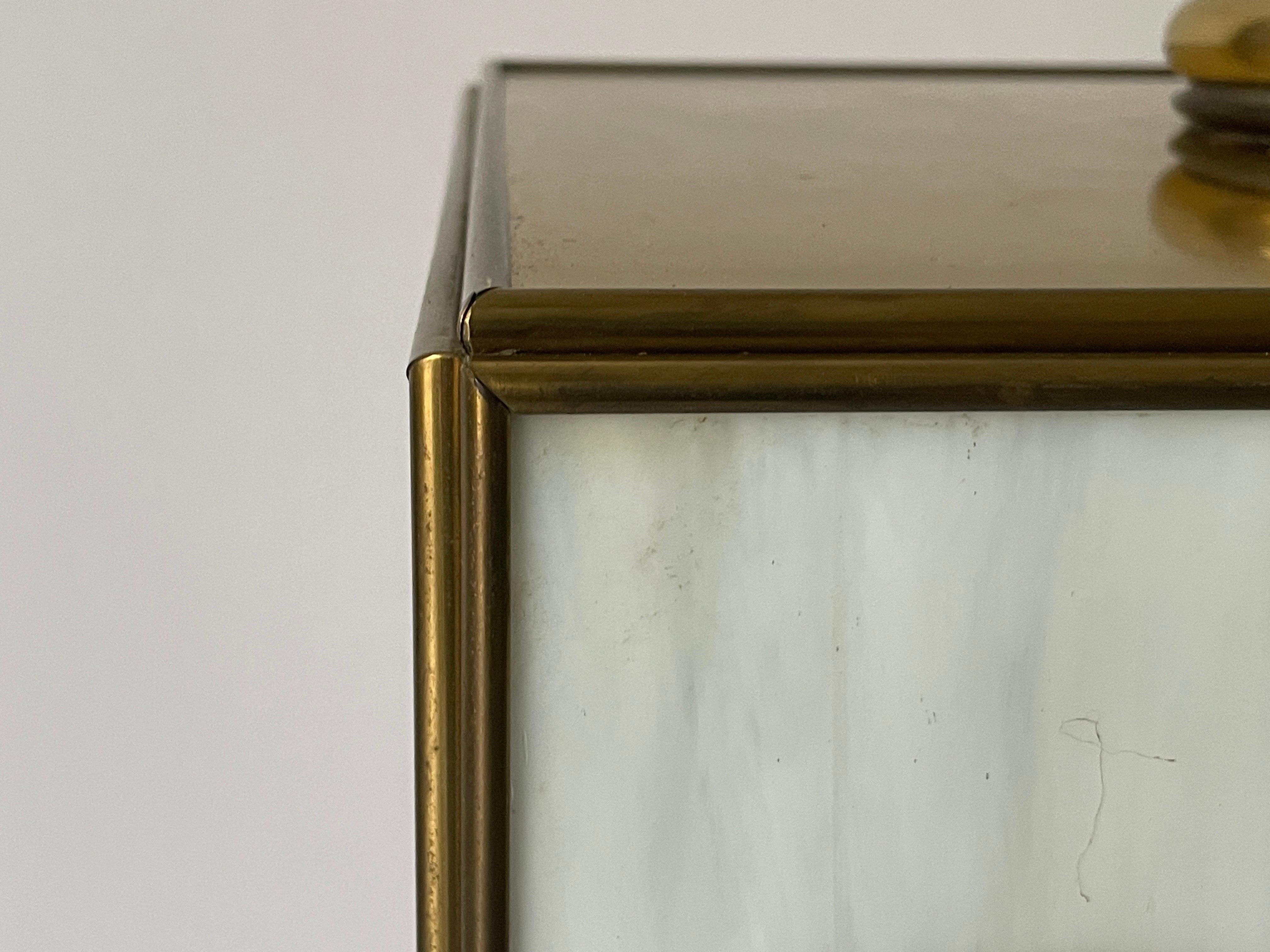 Plafonnier carré en verre et laiton, années 1960, Italie en vente 1