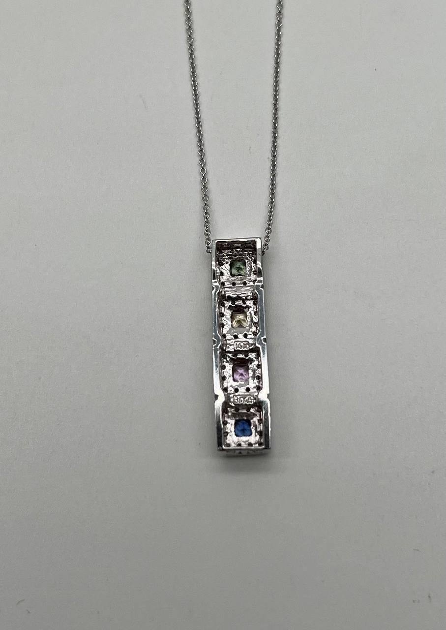 Taille carrée Collier pendentif en or blanc 14 carats avec saphirs multicolores de forme carrée et halo de diamants en vente