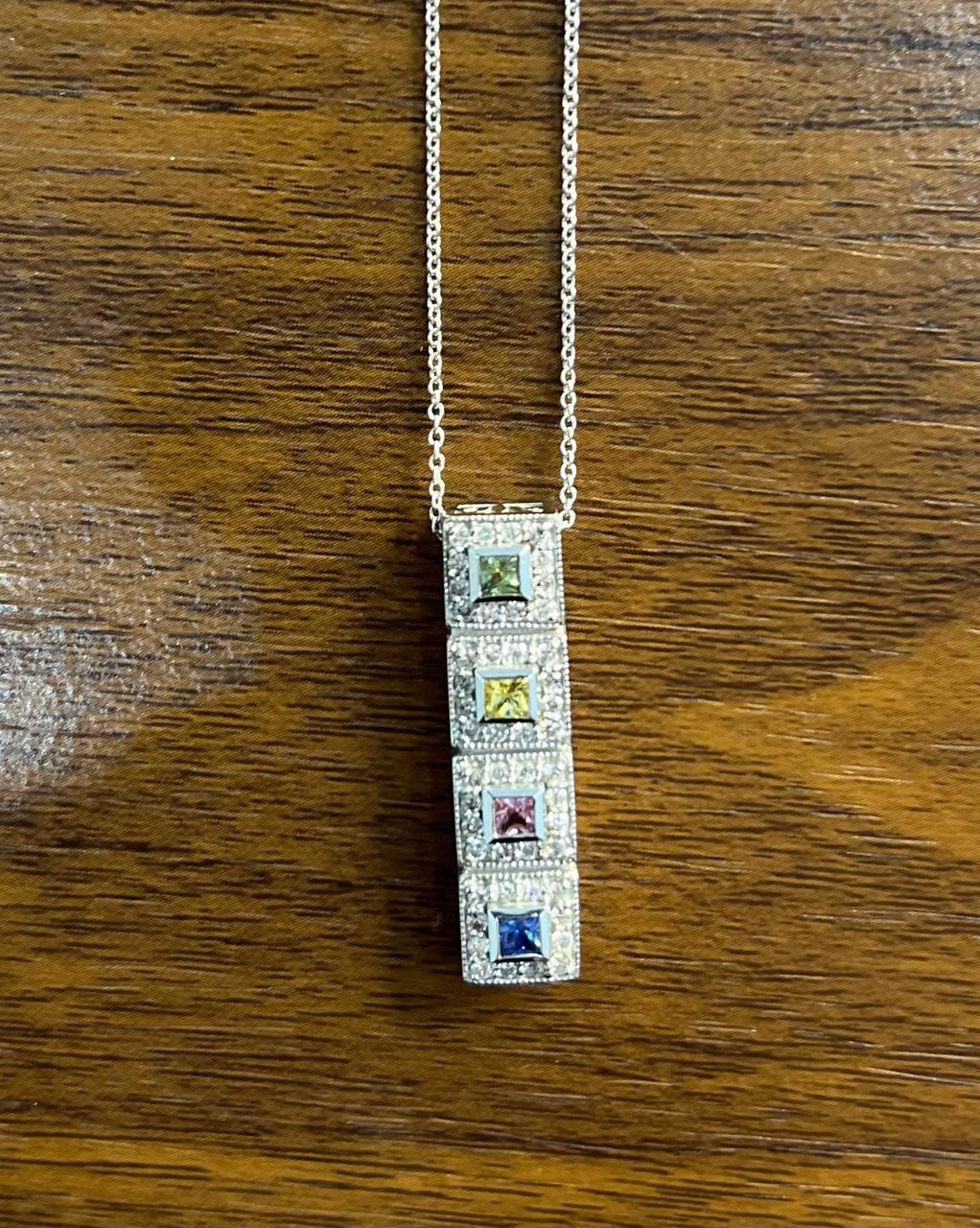 Collier pendentif en or blanc 14 carats avec saphirs multicolores de forme carrée et halo de diamants Neuf - En vente à Oakton, VA