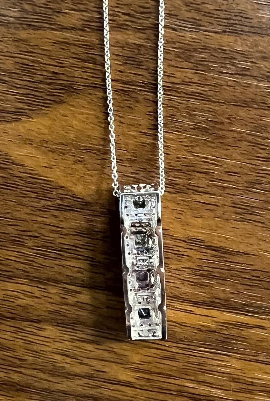 Collier pendentif en or blanc 14 carats avec saphirs multicolores de forme carrée et halo de diamants Pour femmes en vente