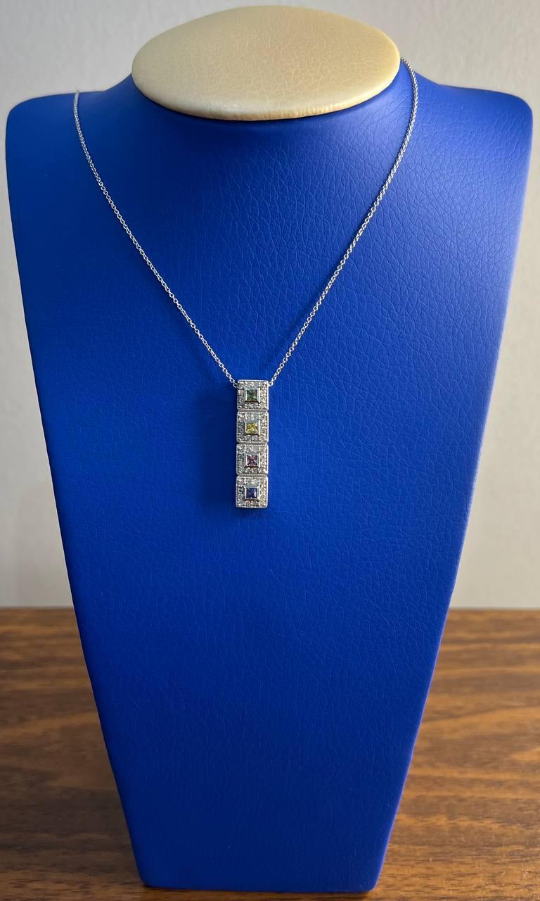Collier pendentif en or blanc 14 carats avec saphirs multicolores de forme carrée et halo de diamants en vente 1