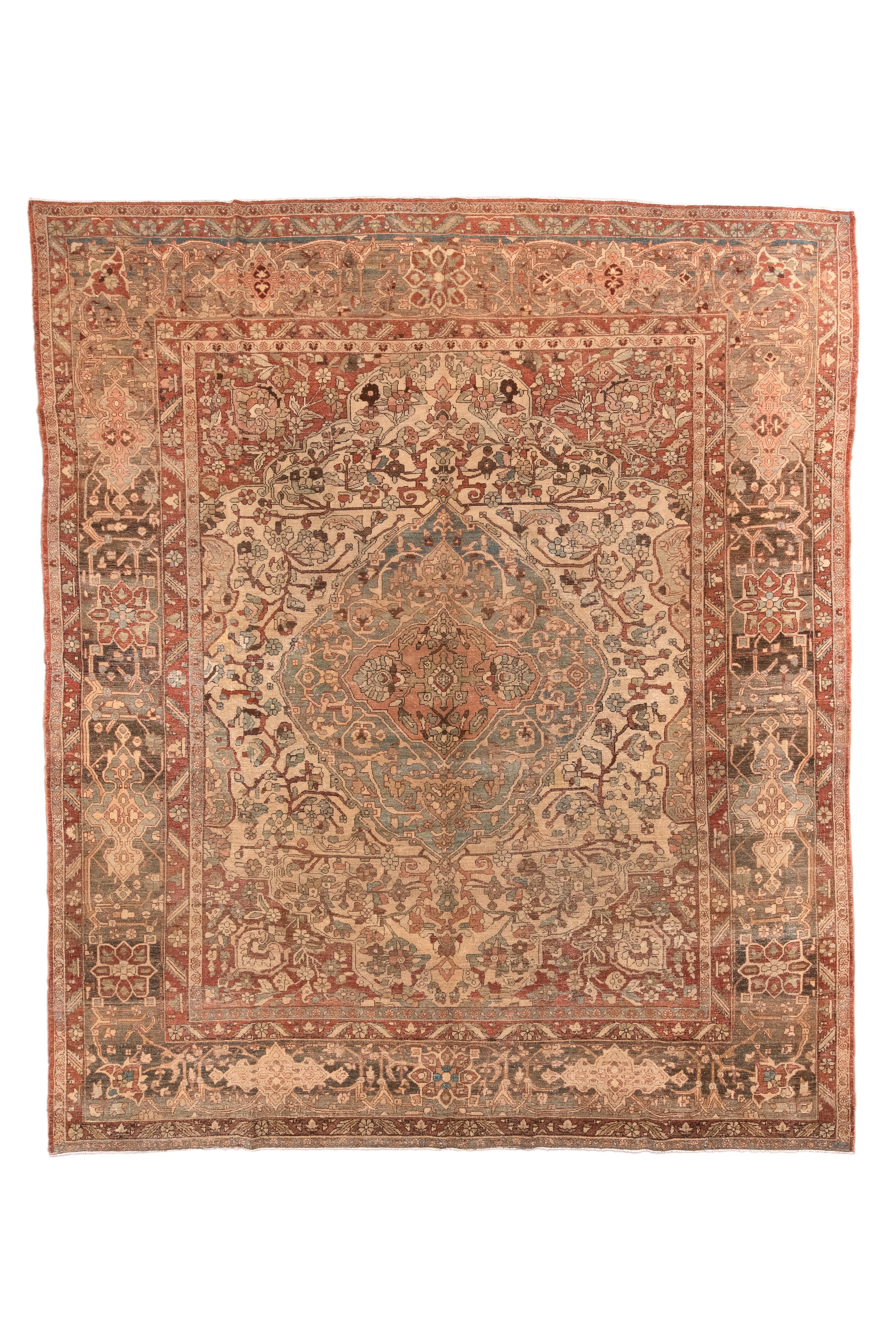Ce tapis à médaillon presque carré provient probablement des villages de qualité supérieure de Chal-Shotor ou Chal-Mazar de la région de Chahar Mahal, célèbre pour ses tapis 