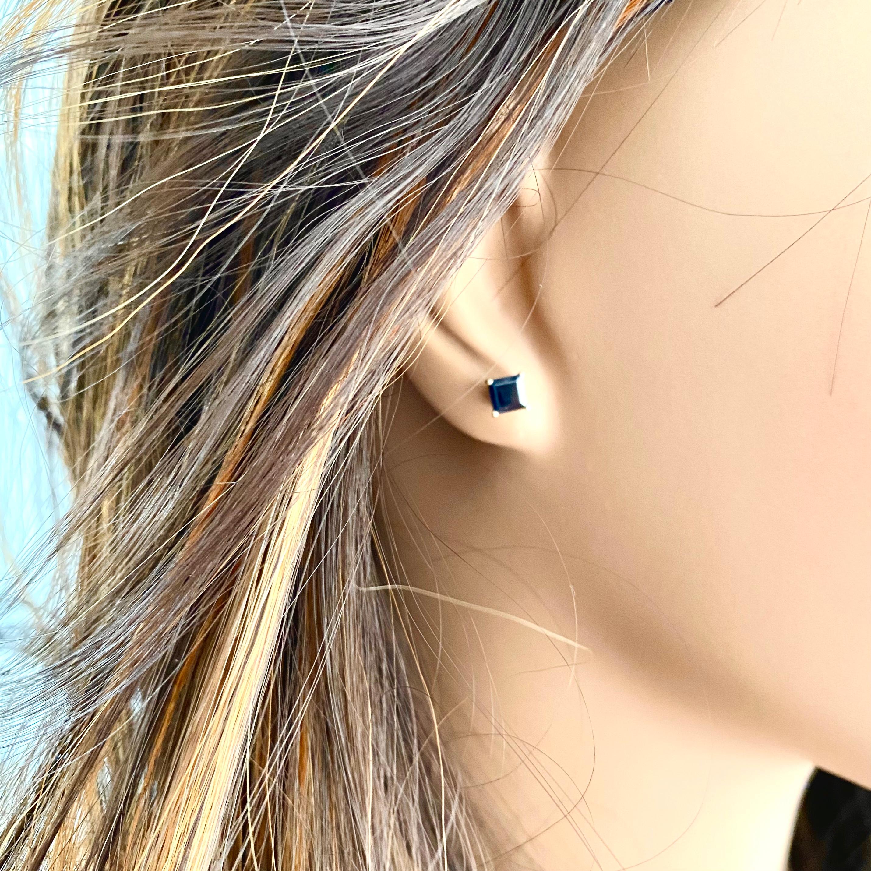 Women's or Men's Square Shaped Sapphire 1.40 Carat 14 Karat Yellow Gold 0.20 Inch Stud Earrings 