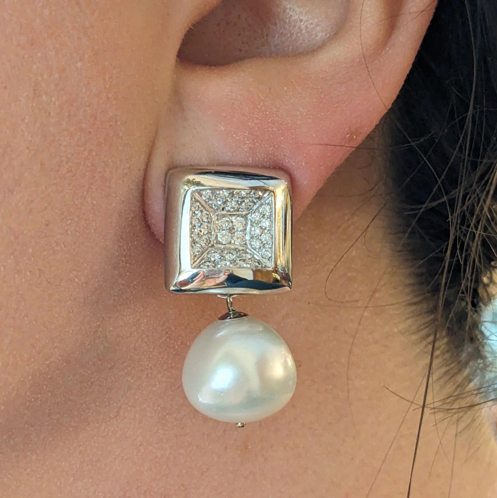 Orecchini di diamanti a forma quadrata con gocce di perle in oro bianco 18 carati 

Gli orecchini con perle e diamanti sono caratterizzati da una sezione superiore in oro bianco 18k di forma quadrata con diamanti rotondi Brillianti incastonati al