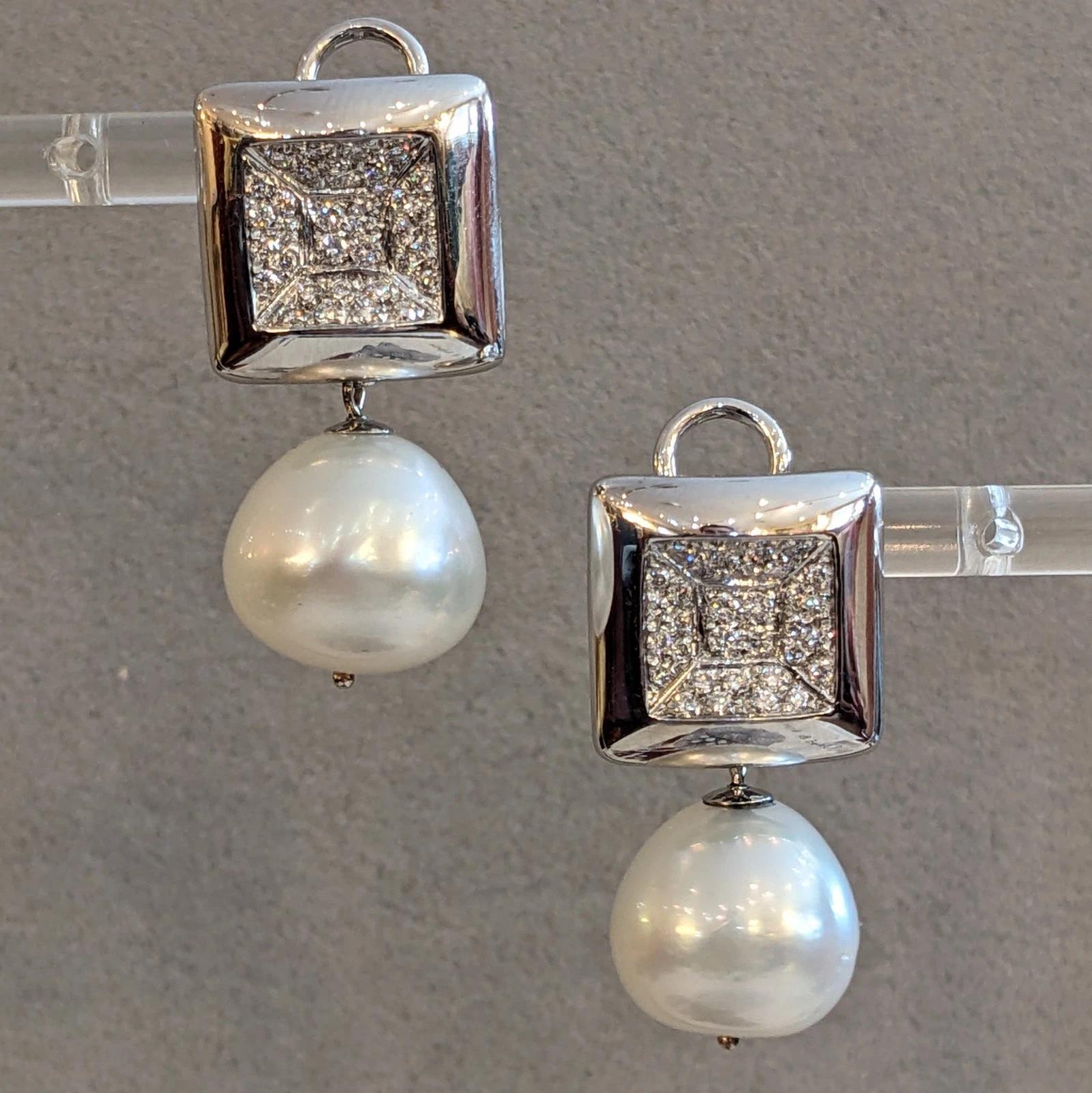 Taglio rotondo Orecchini di diamanti a forma quadrata con gocce di perle in oro bianco 18 carati in vendita