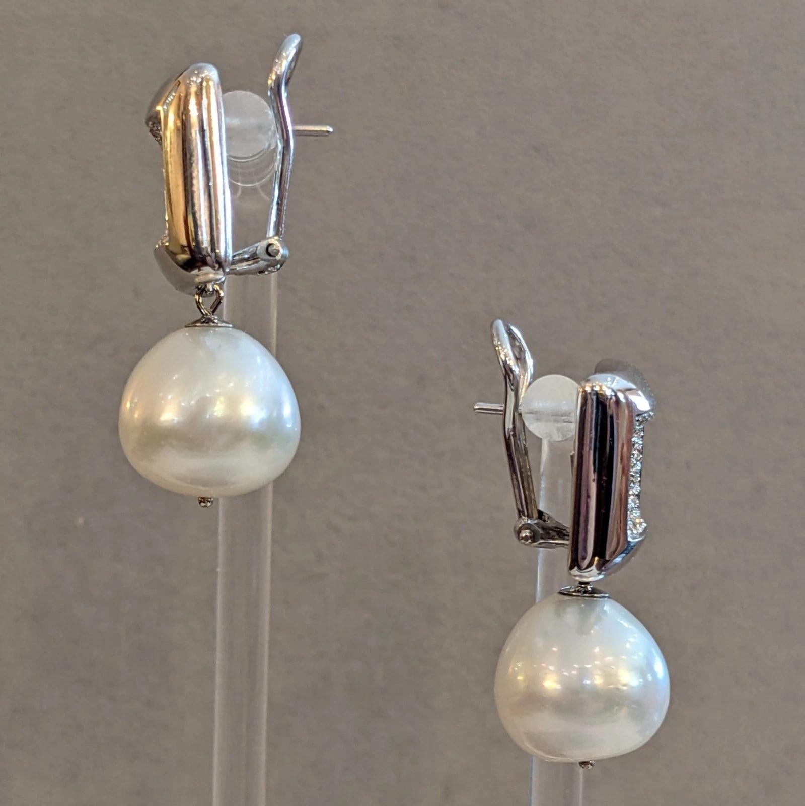 Orecchini di diamanti a forma quadrata con gocce di perle in oro bianco 18 carati In condizioni ottime in vendita a La Jolla, CA