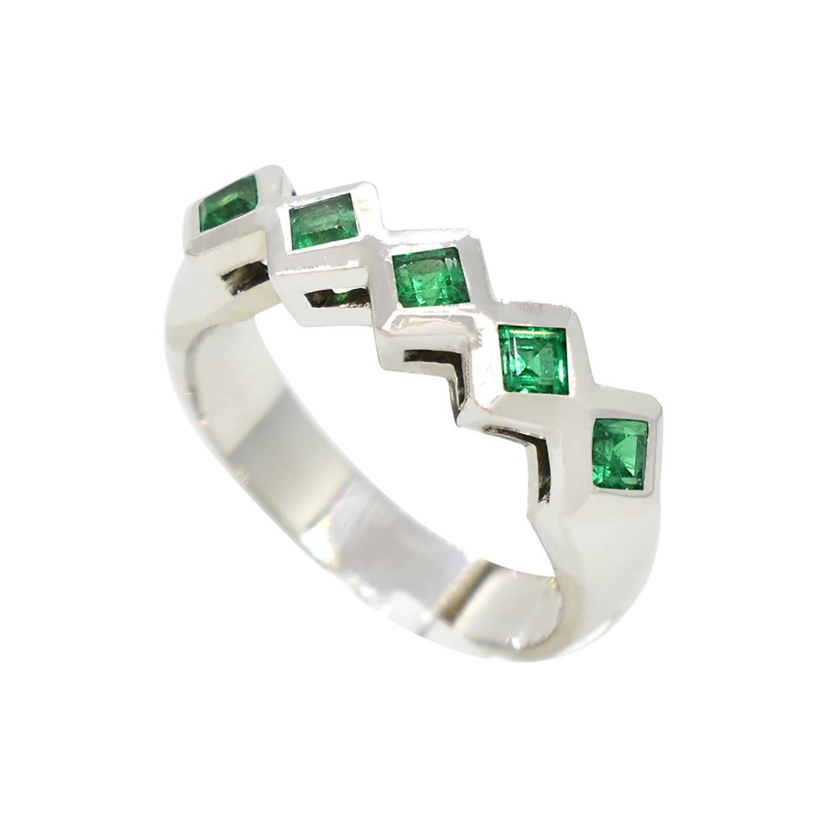 Art Deco Emerald Wedding Band Ring with Sqaure Natural Colombian Emeralds in White Gold For Sale