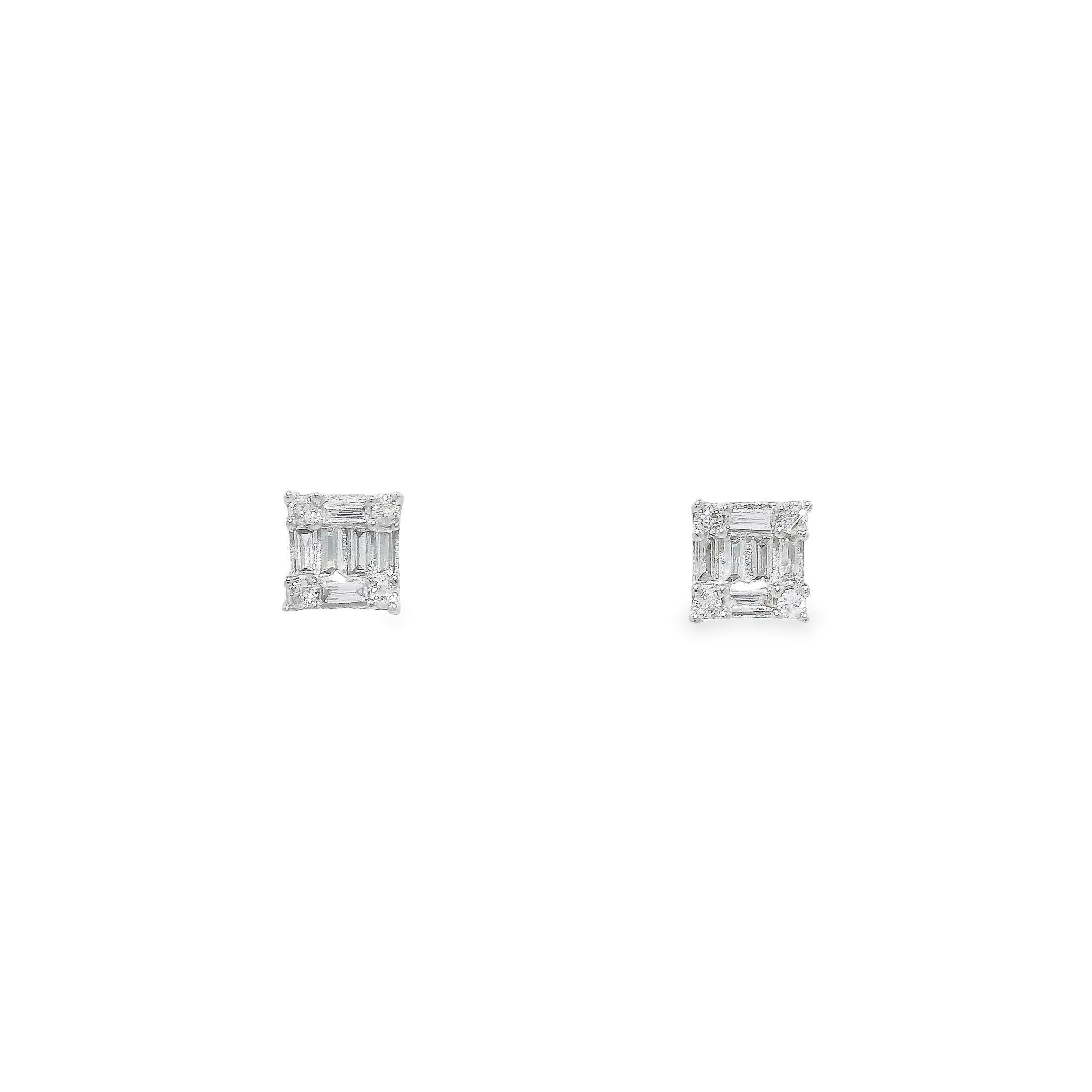 Questi affascinanti orecchini con diamanti della nostra collezione rappresentano l'apice dell'eleganza raffinata e della sofisticatezza senza tempo. Realizzati con un'eccezionale attenzione ai dettagli in oro bianco da 18 carati, ogni orecchino