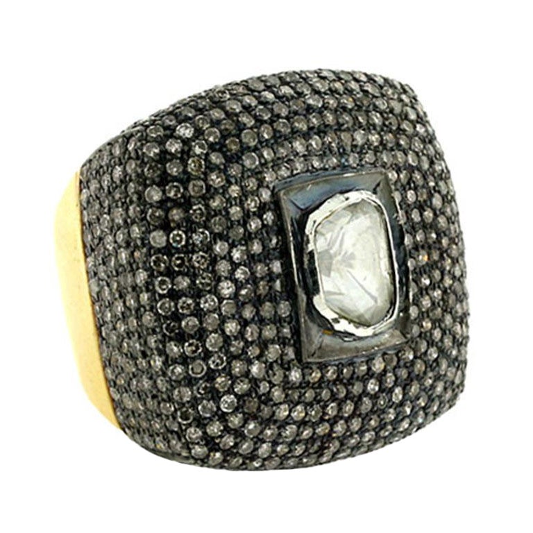 Anello a forma di quadrato con diamante centrale circondato da micro diamanti Pave