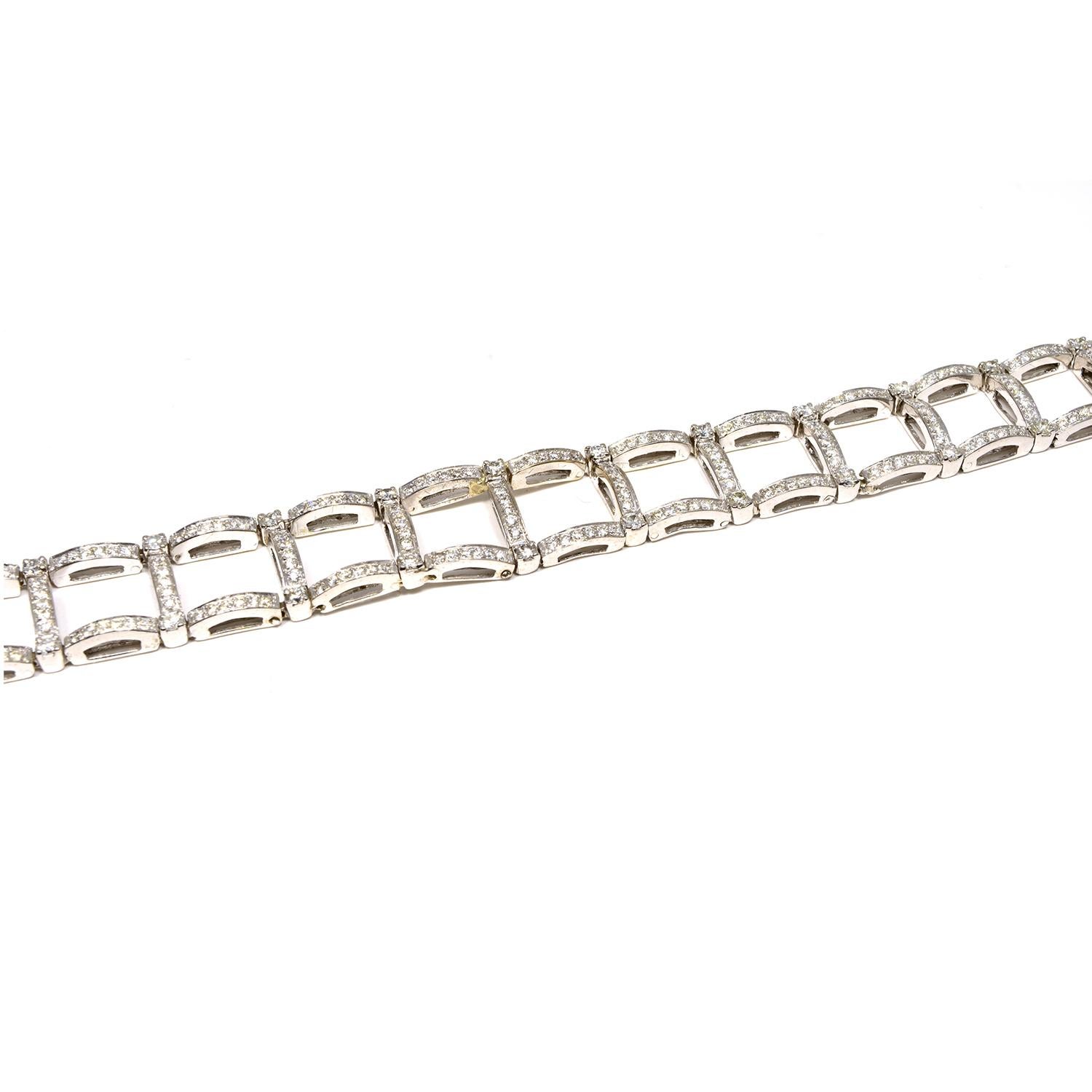 Square Shaped Round Diamond Tennis Bracelet in White Gold In Excellent Condition For Sale In Miami, FL