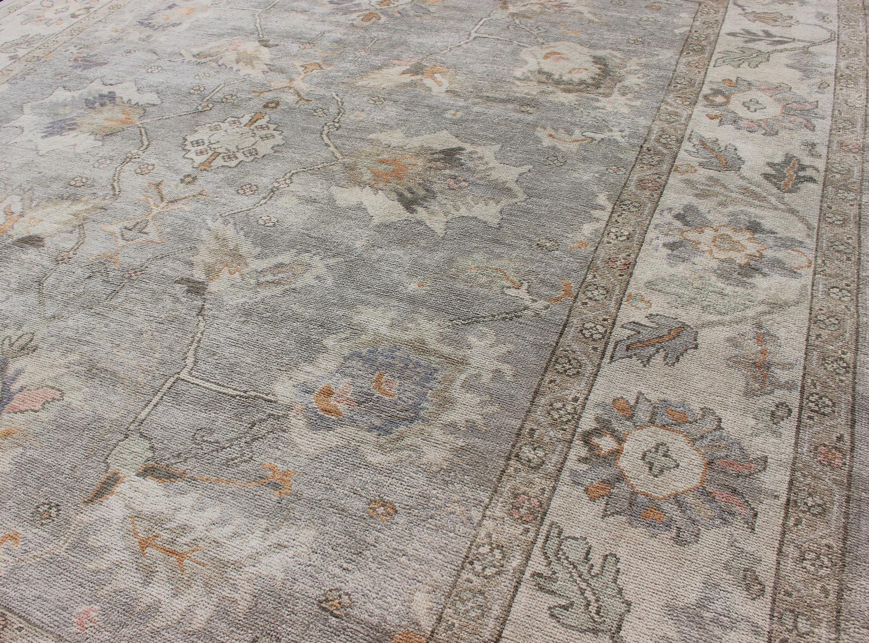 Alfombra Turca Oushak Cuadrada con Paleta de Colores Neutros en venta 3