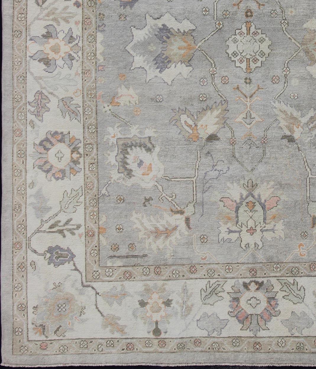 Alfombra turca Oushak con paleta de colores neutros y diseño floral integral, alfombra en-176558, país de origen / tipo: Turquía / Oushak

Esta alfombra tradicional Oushak de Turquía presenta una paleta de colores neutros y tenues y un diseño