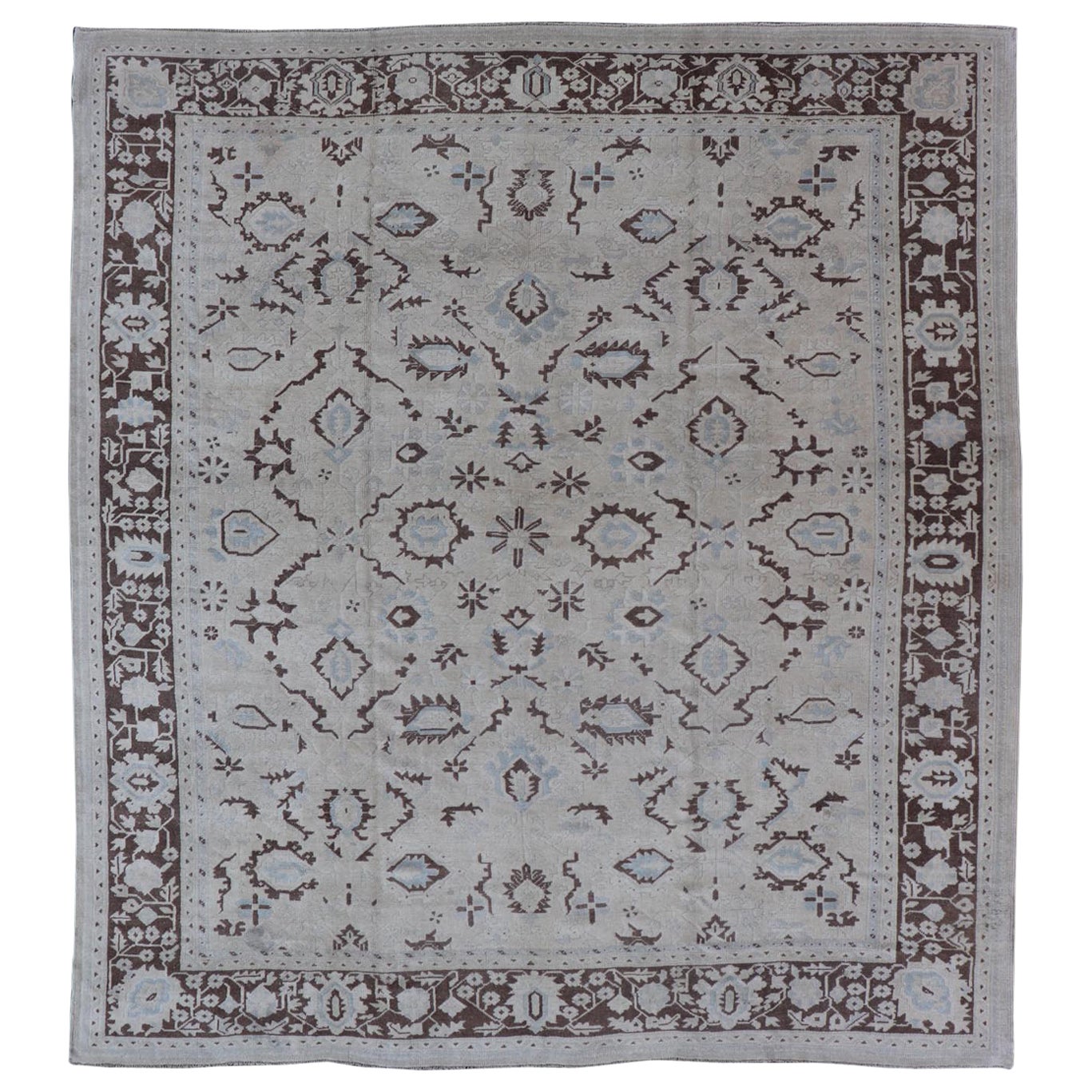 Alfombra Turca Oushak Vintage Cuadrada con Tonos Marrones y Crema en venta