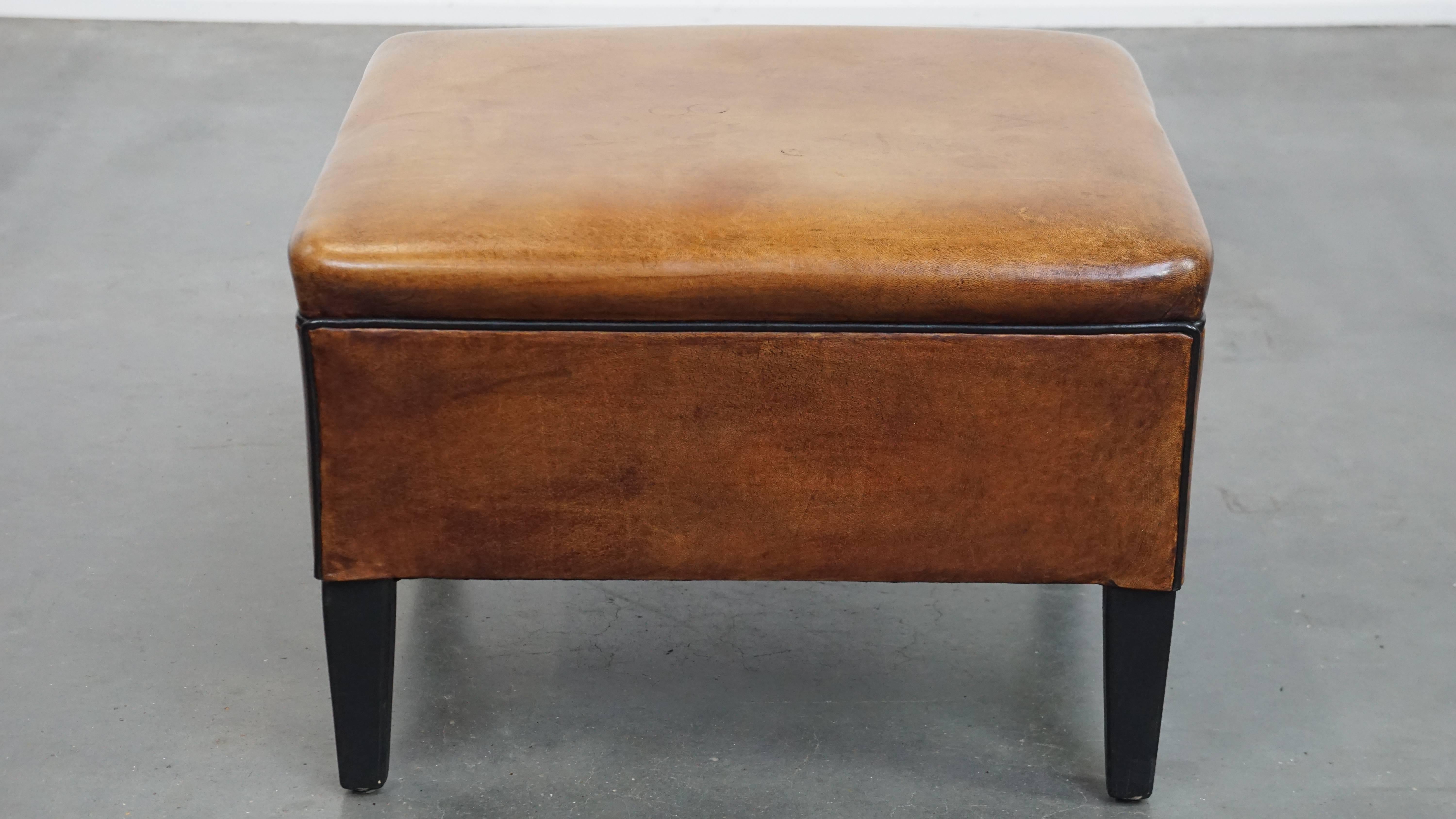 Art Déco Pouf quadrato in pelle di pecora con profili neri in vendita