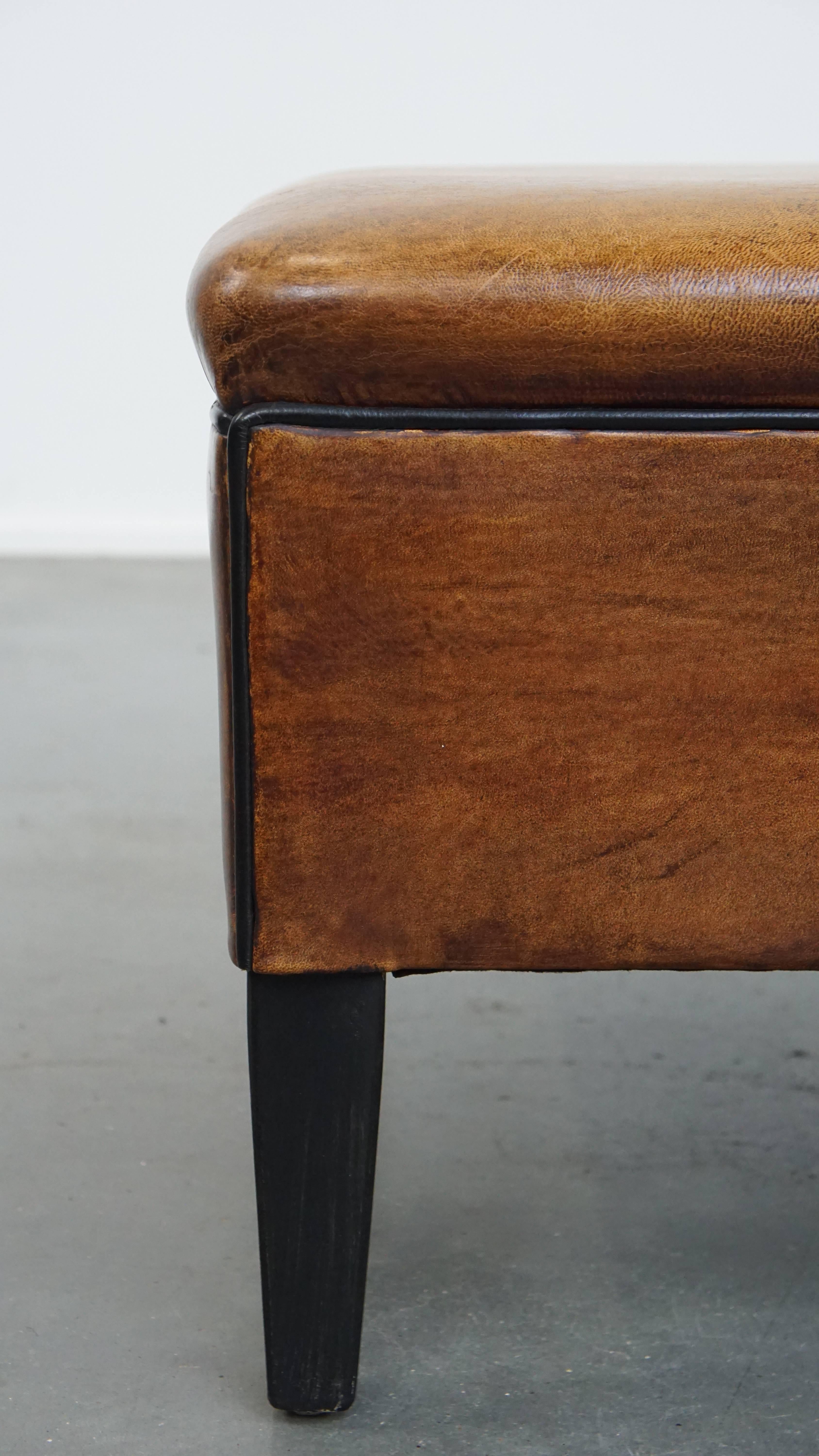 Pelle Pouf quadrato in pelle di pecora con profili neri in vendita
