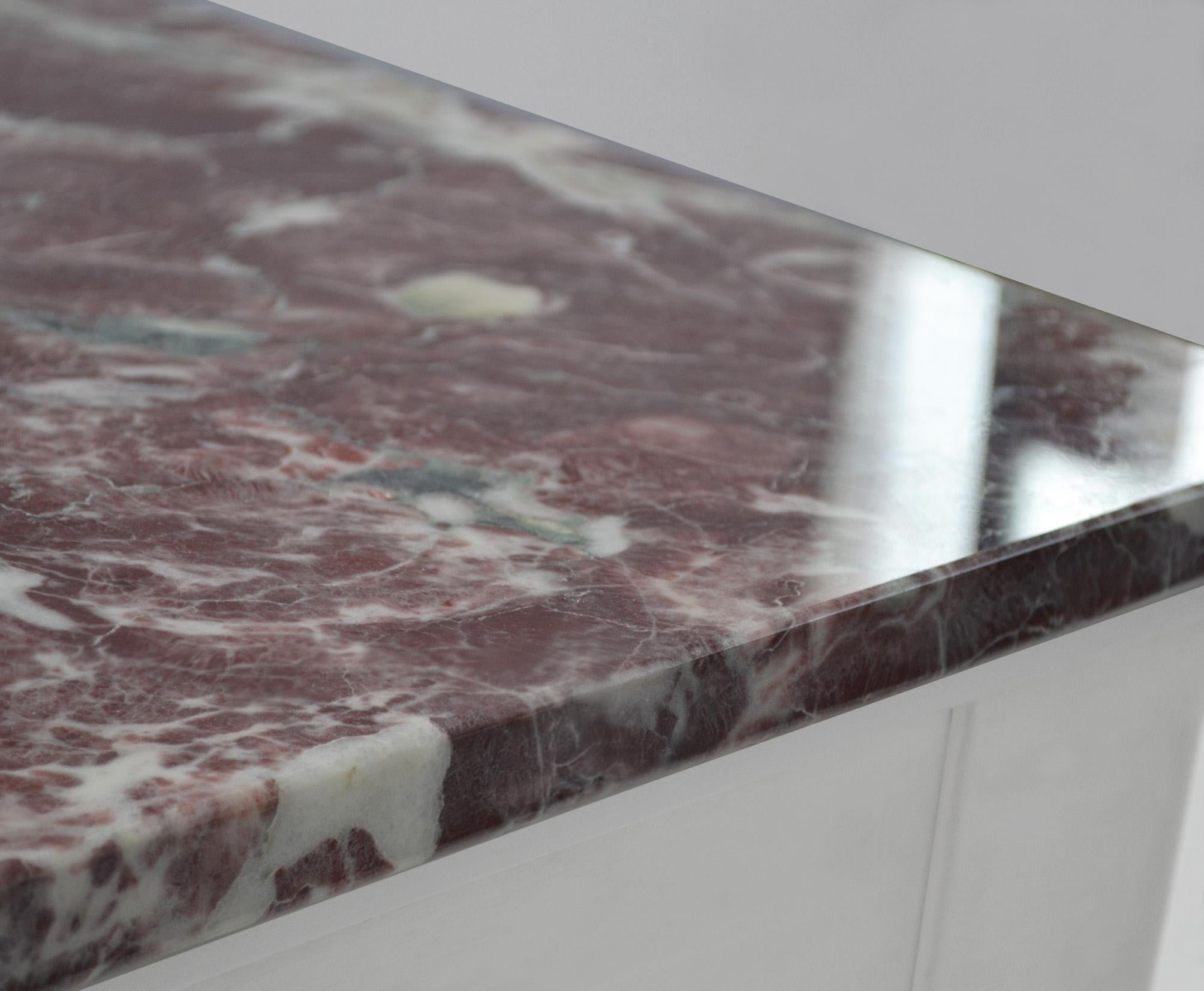 Européen Table d'appoint plateau en marbre rouge base en bois blanc fait main en Italie par Cupioli  en vente