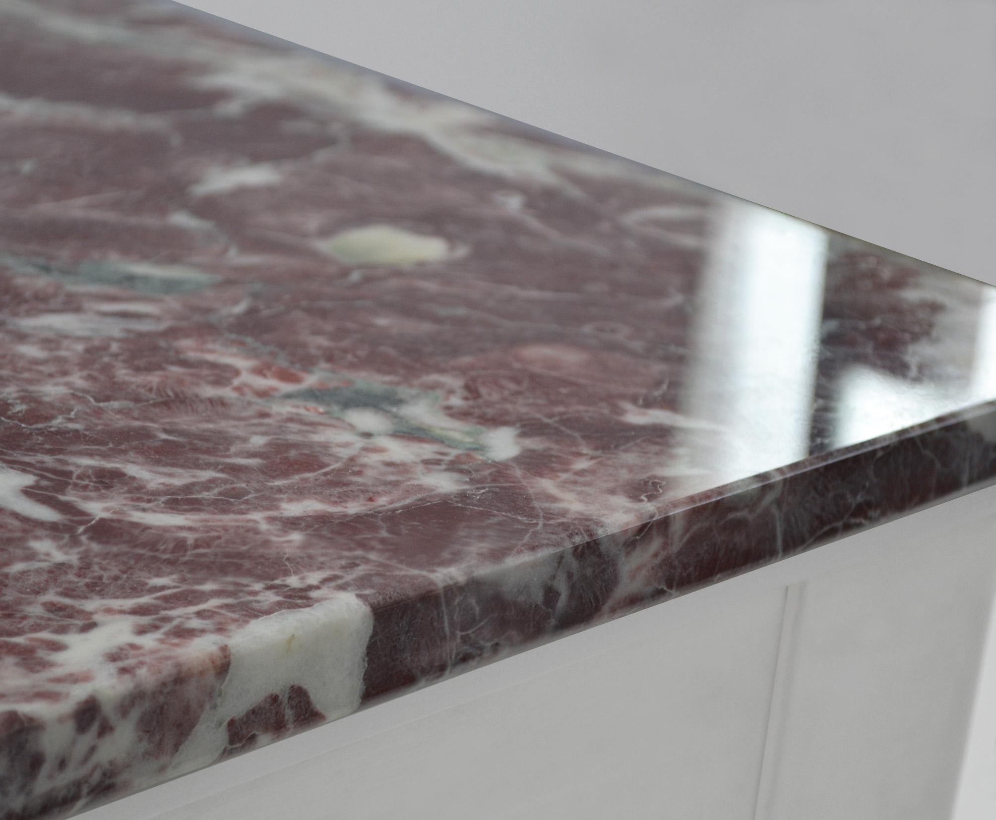 Européen Table d'appoint en marbre rouge et base en bois blanc, fabriquée à la main en Italie par Cupioli en vente