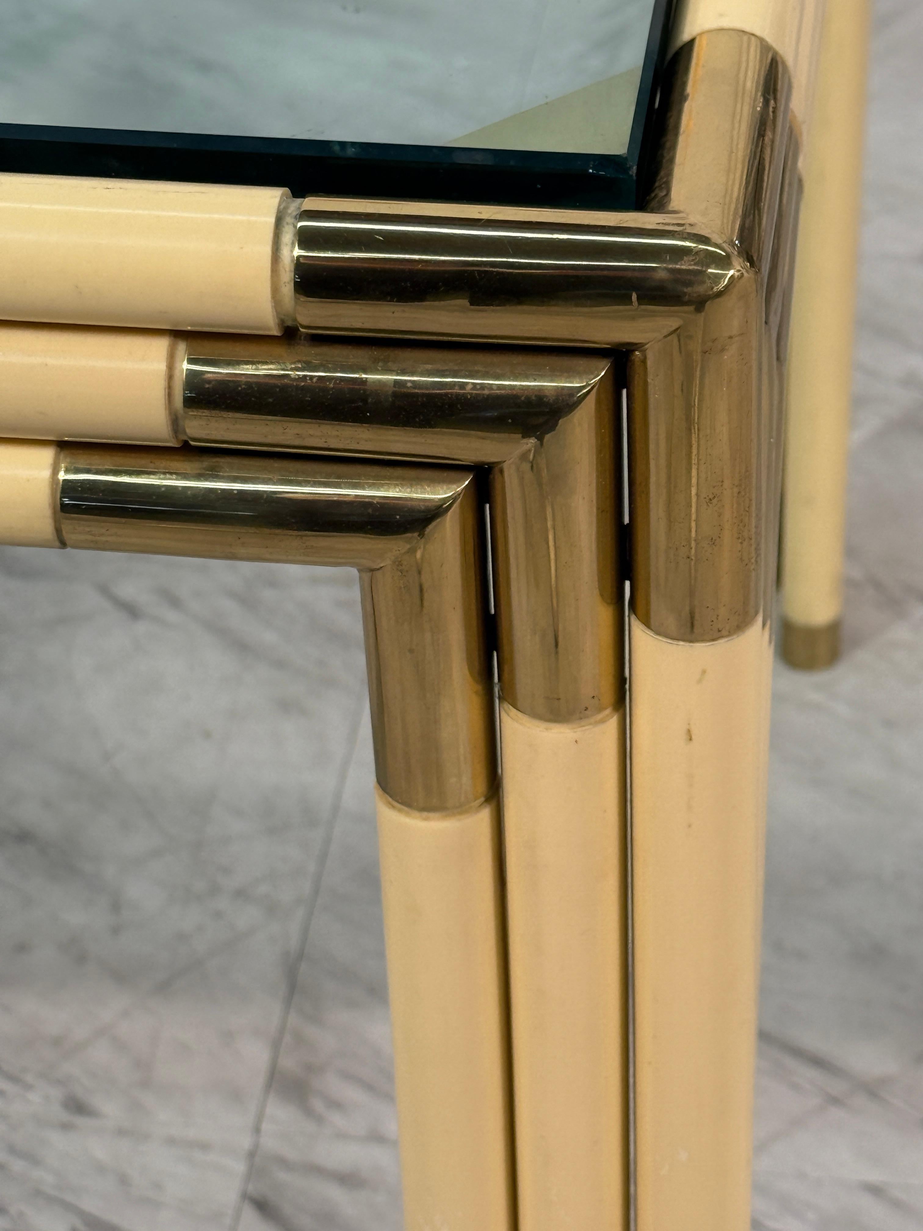 Table d'appoint carrée avec cadre en laiton, bambou laqué et plateau en verre, 1970 en vente 4