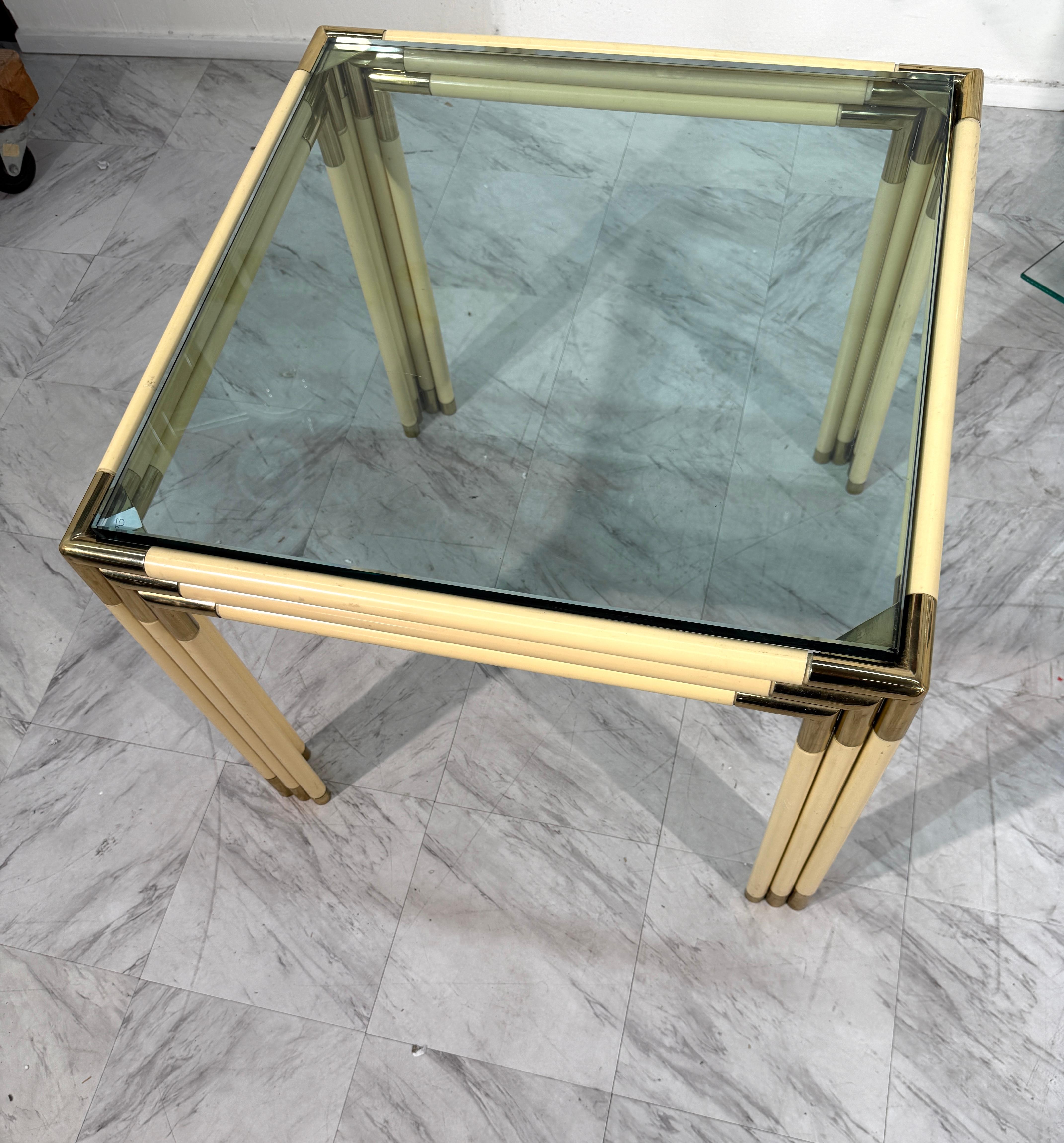 italien Table d'appoint carrée avec cadre en laiton, bambou laqué et plateau en verre, 1970 en vente