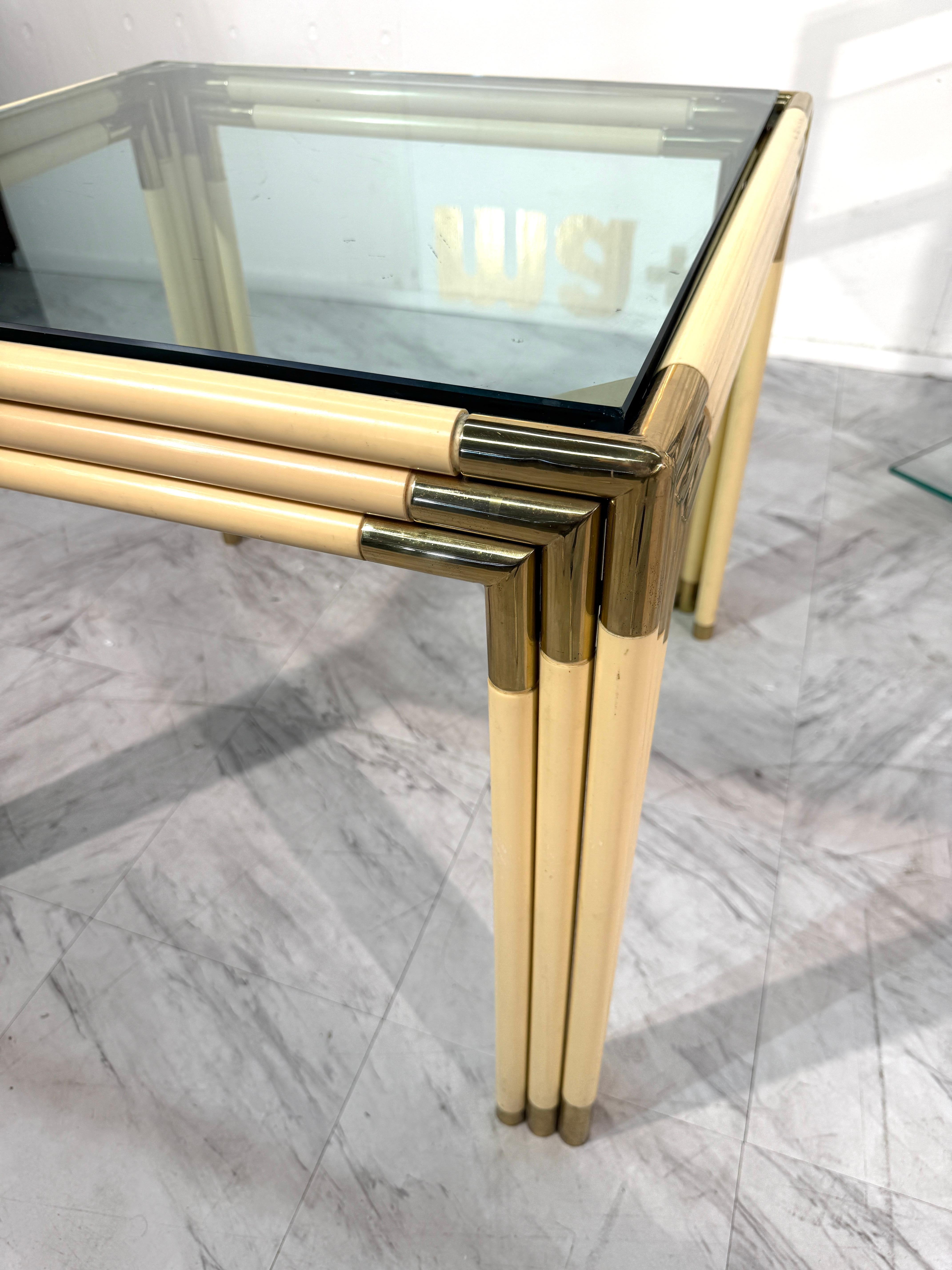 Table d'appoint carrée avec cadre en laiton, bambou laqué et plateau en verre, 1970 Bon état - En vente à Los Angeles, CA