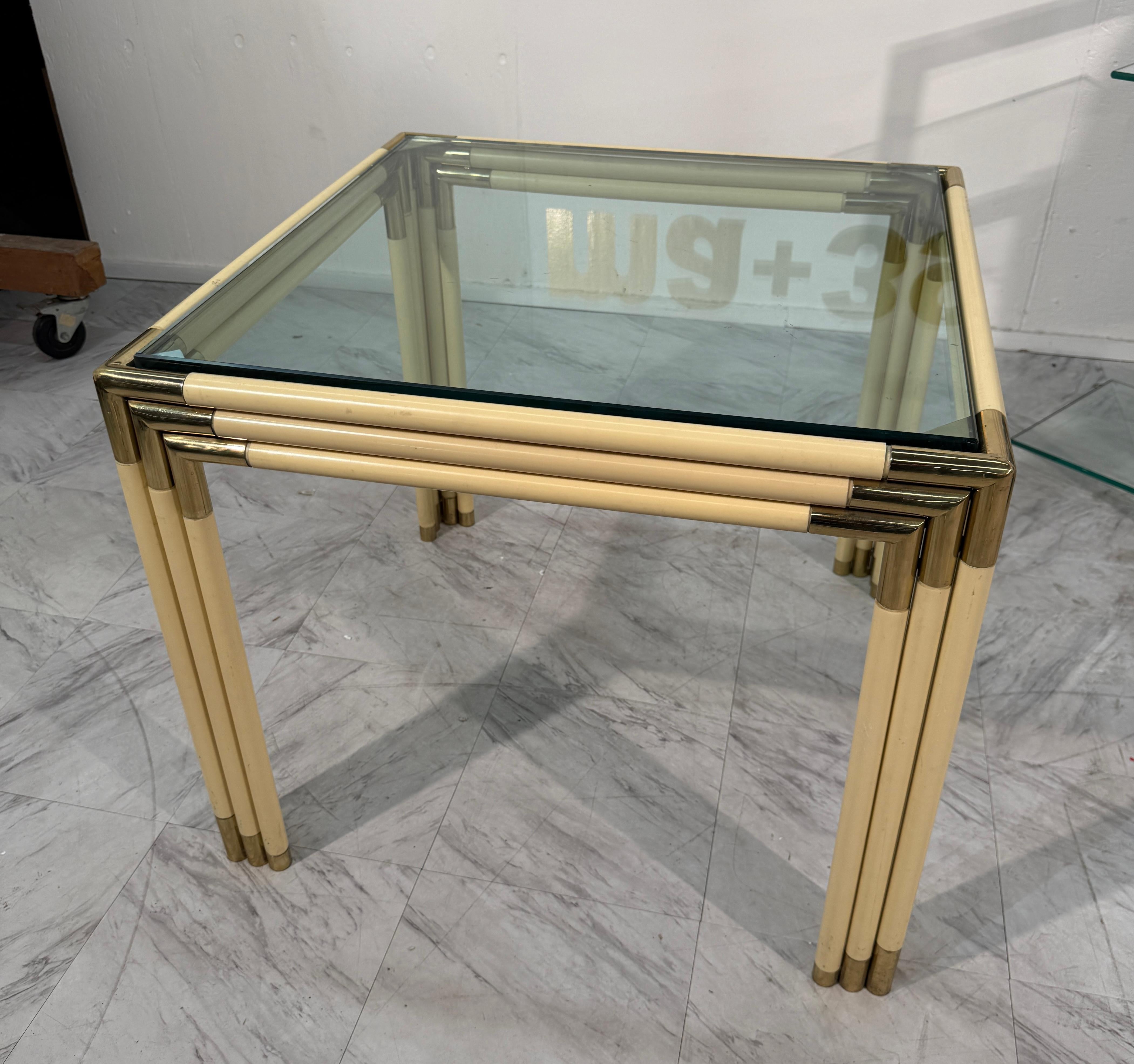 Fin du 20e siècle Table d'appoint carrée avec cadre en laiton, bambou laqué et plateau en verre, 1970 en vente