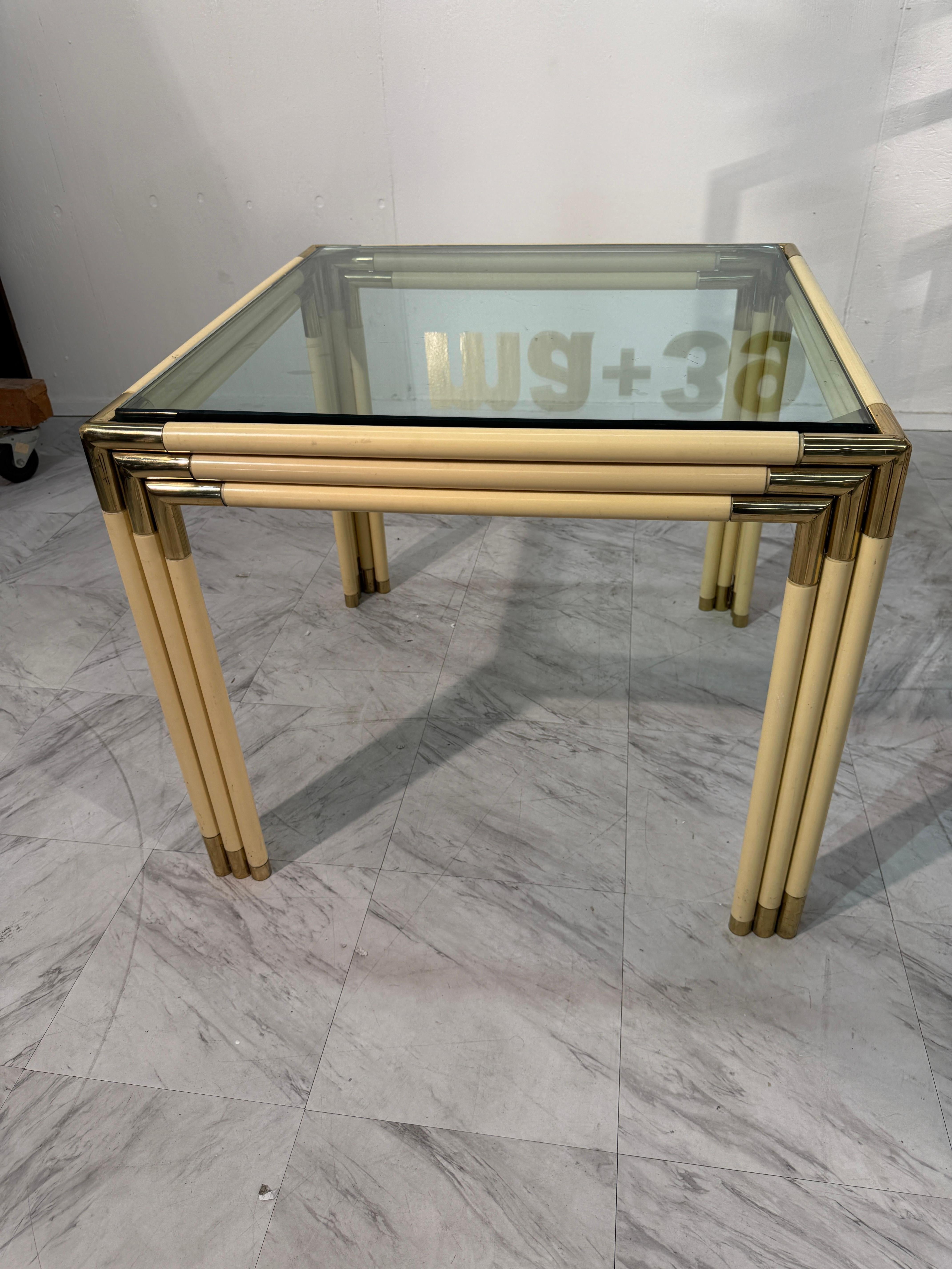 Table d'appoint carrée avec cadre en laiton, bambou laqué et plateau en verre, 1970 en vente 2