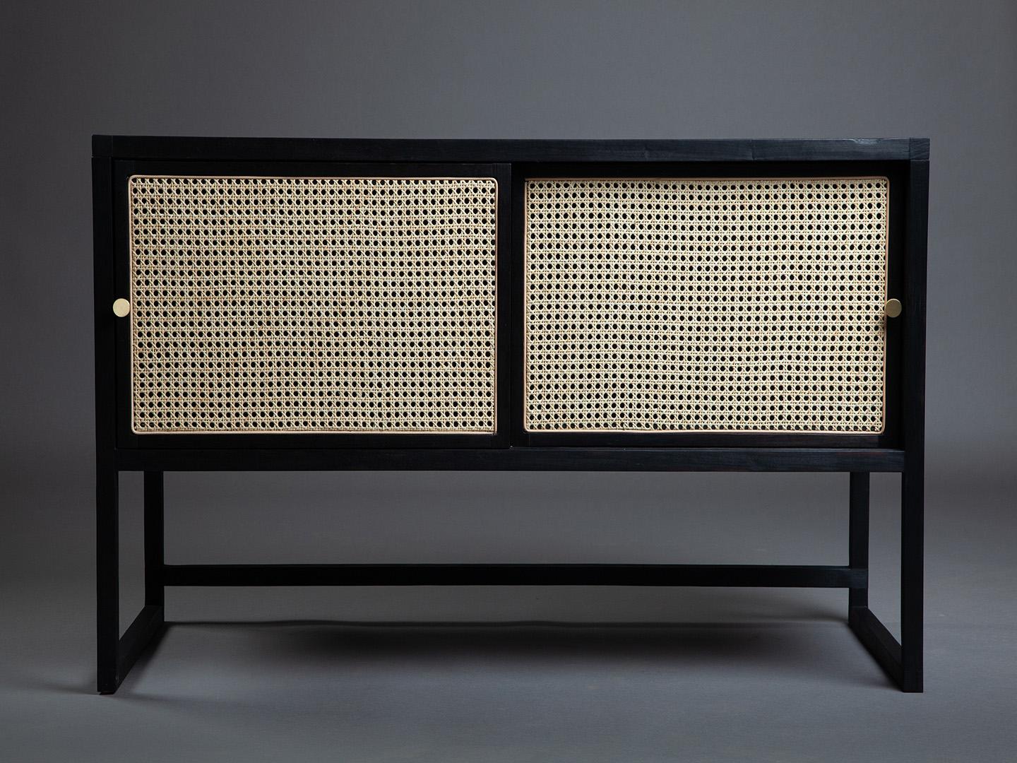 Das Sideboard ist ein weiteres Stück aus der Serie Square, das von brasilianischen Möbeln der Moderne inspiriert ist. Seine Kernelemente sind Leichtigkeit, Zweckmäßigkeit und die Schönheit der Einfachheit seiner geraden Linien. Die Türen sind so