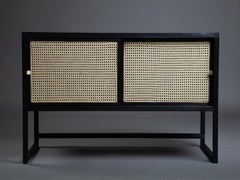 El Aparador Cuadrado, Diseño Brasileño de Madera Maciza y Paja de Amilcar Oliveira