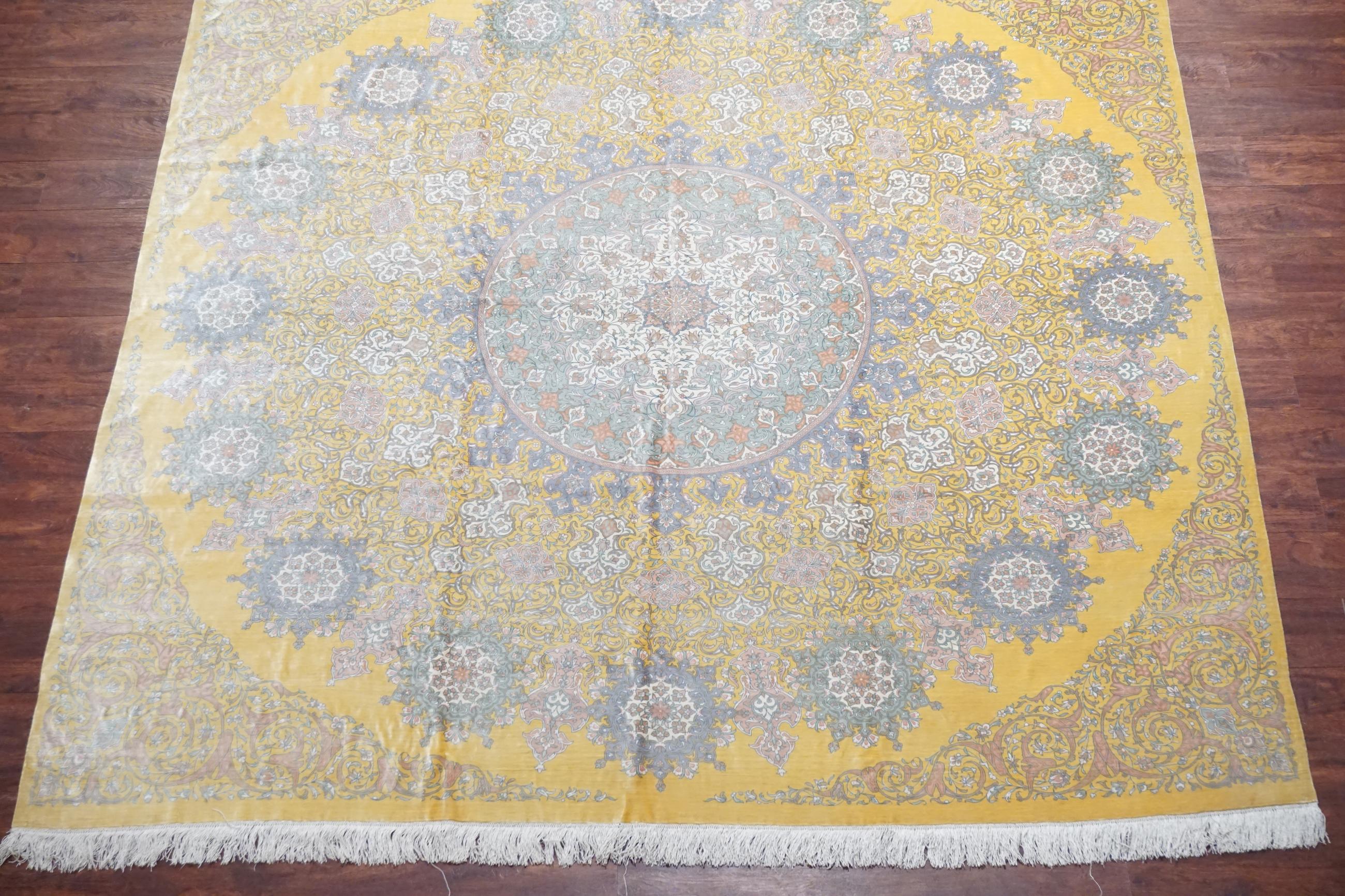Quadratischer signierter feiner Seidenteppich aus Täbris, um 1970 (Tabriz) im Angebot
