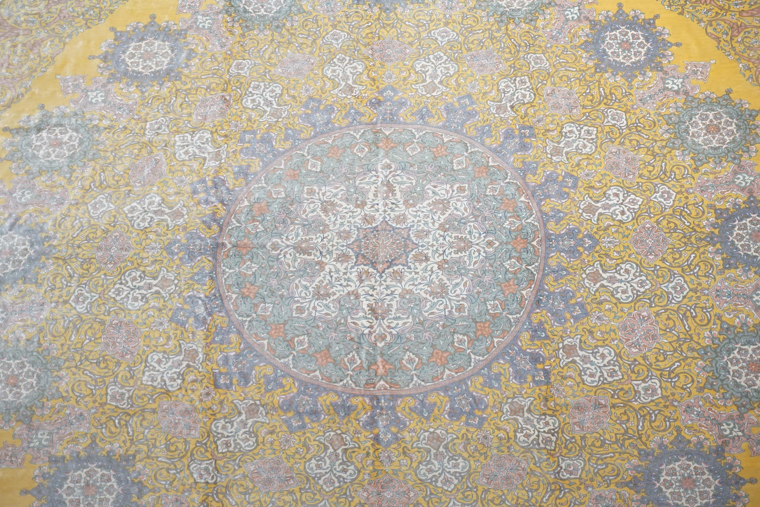 Annodato a mano Tappeto quadrato firmato in seta fine di Tabriz, 1970 circa in vendita