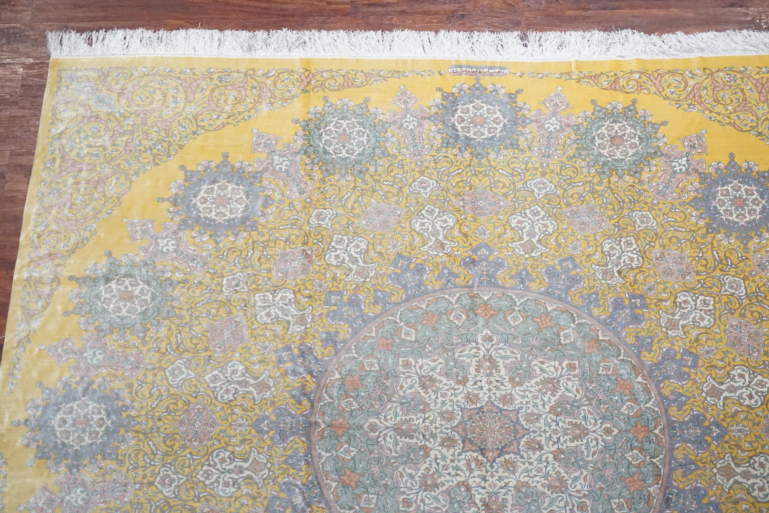 Tappeto quadrato firmato in seta fine di Tabriz, 1970 circa In condizioni ottime in vendita a Laguna Hills, CA