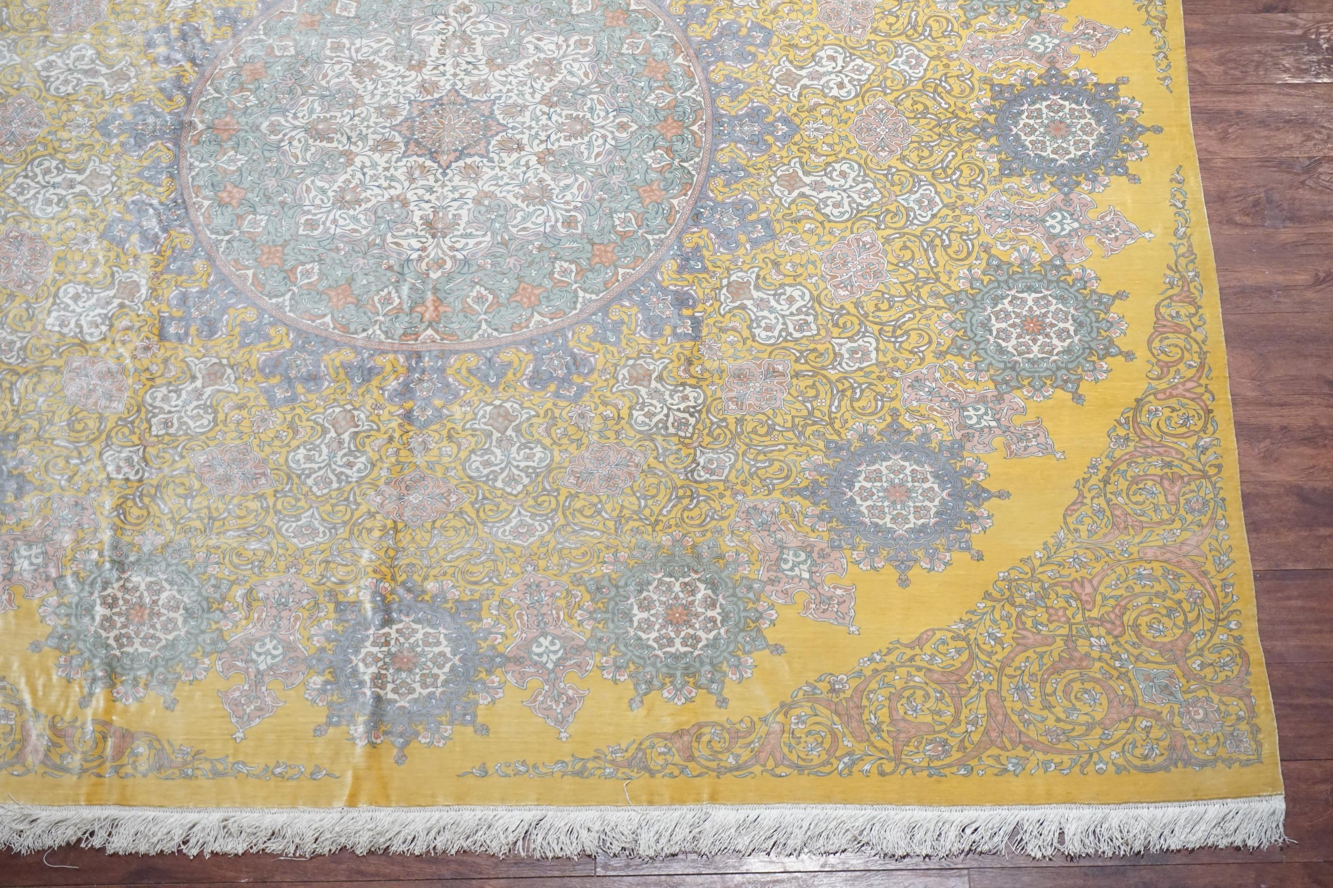 Fine XX secolo Tappeto quadrato firmato in seta fine di Tabriz, 1970 circa in vendita