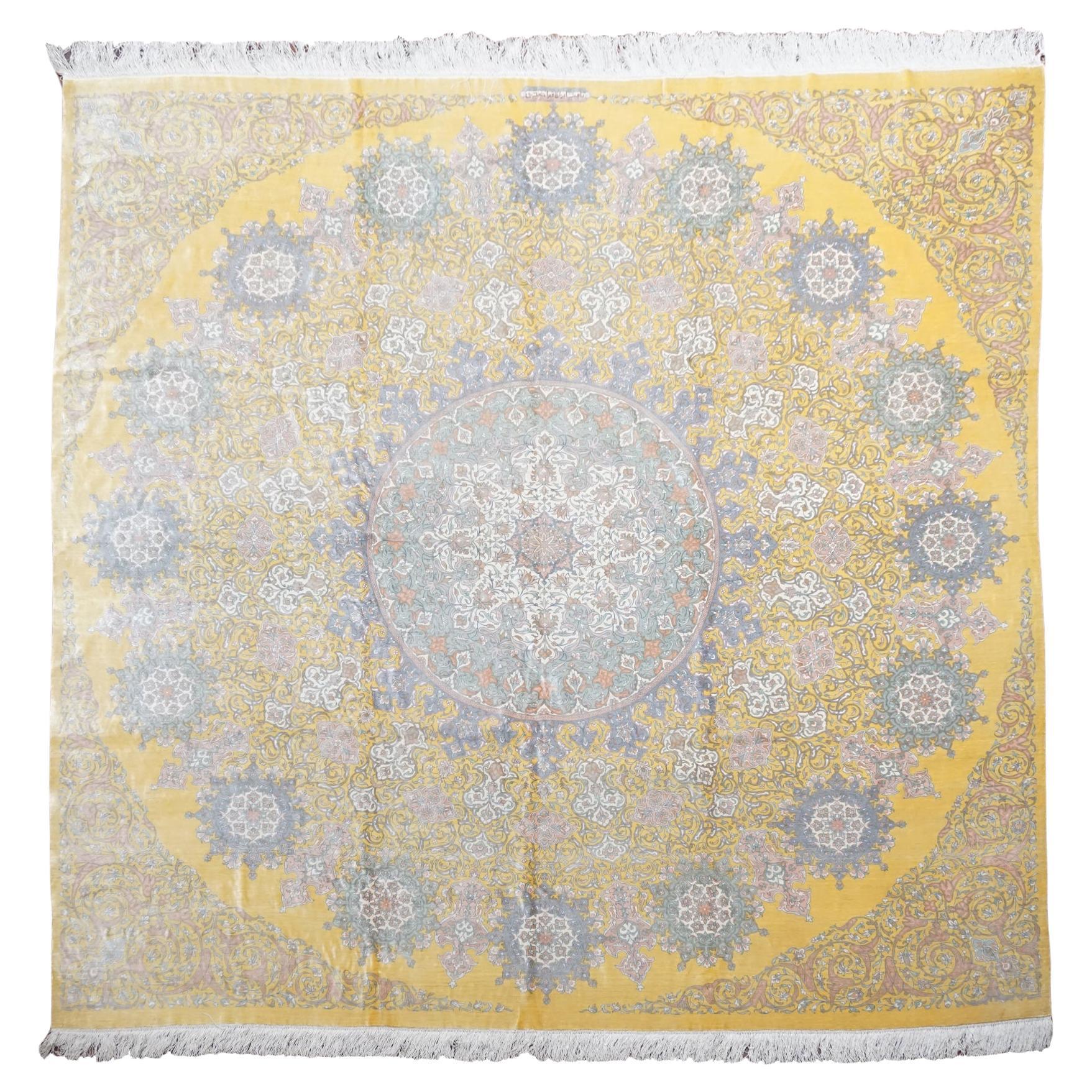 Alfombra cuadrada de seda fina de Tabriz firmada, hacia 1970