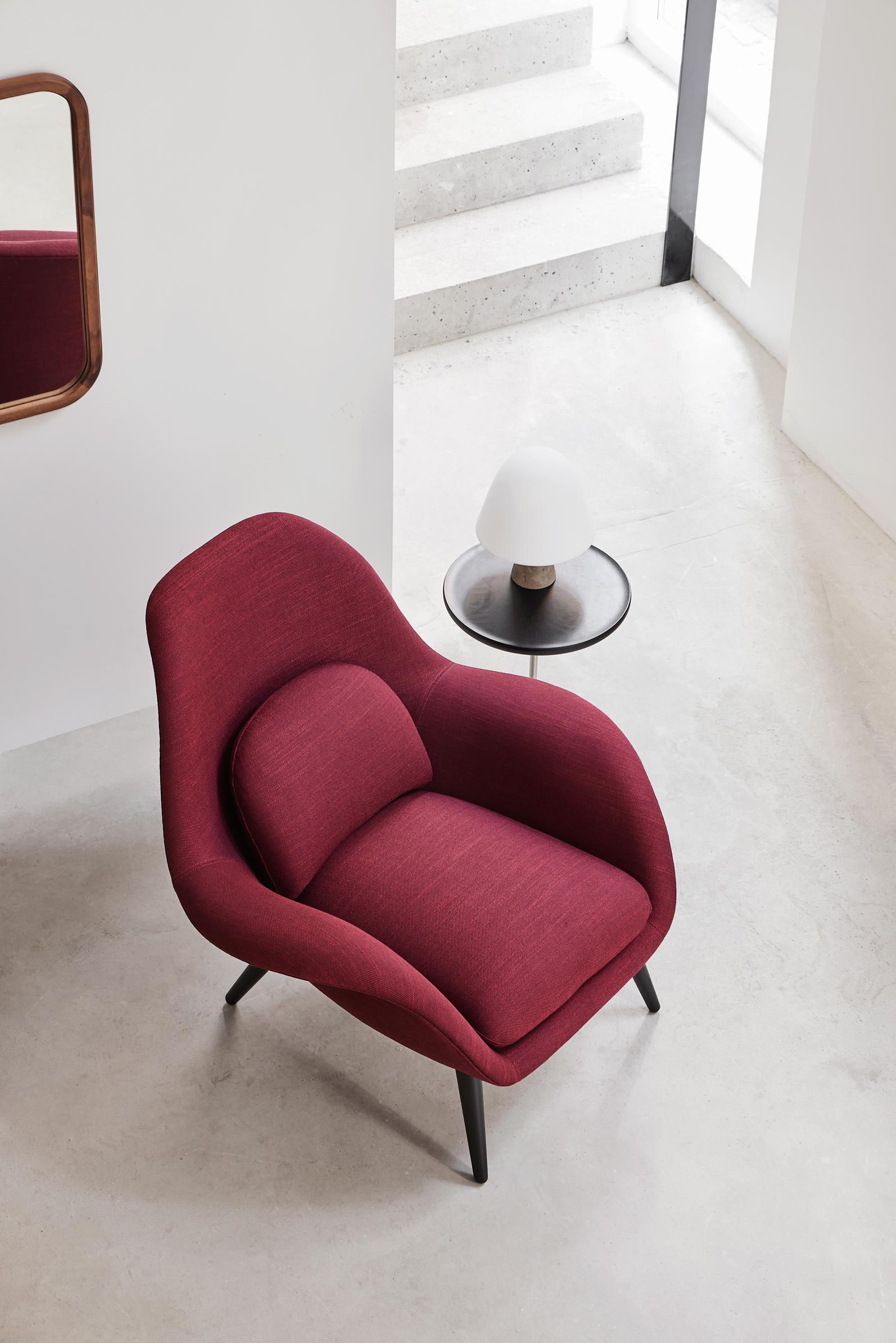Miroir Silhouette carré, traité à l'huile de noyer par OEO Studio pour Fredericia Neuf - En vente à Dubai, AE