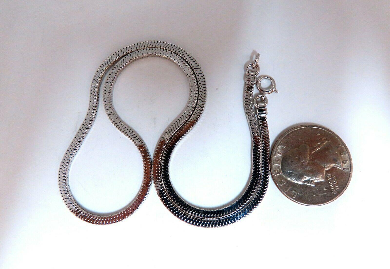 Langlebige quadratische Schlangenverbindung 

Halskette:

16 Zoll (tragbare Länge)

Kaliber 2,5 mm breit 

14kt. Weißgold 

16.3 Gramm.

Komfortabler Schnallenverschluss