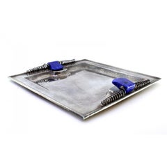 Plateau carré en argent décoré de pierres de lapis-lazuli sur les poignées.