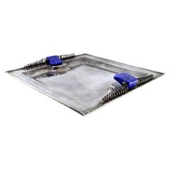 Plateau carré en argent décoré de pierres de lapis-lazuli sur les poignées.