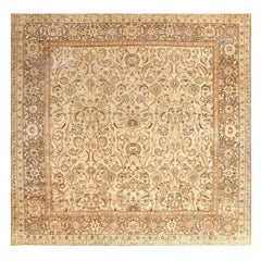 Tapis indien antique d'Agra. Taille : 10 pieds 3 po. x 10 pieds 5 po. 