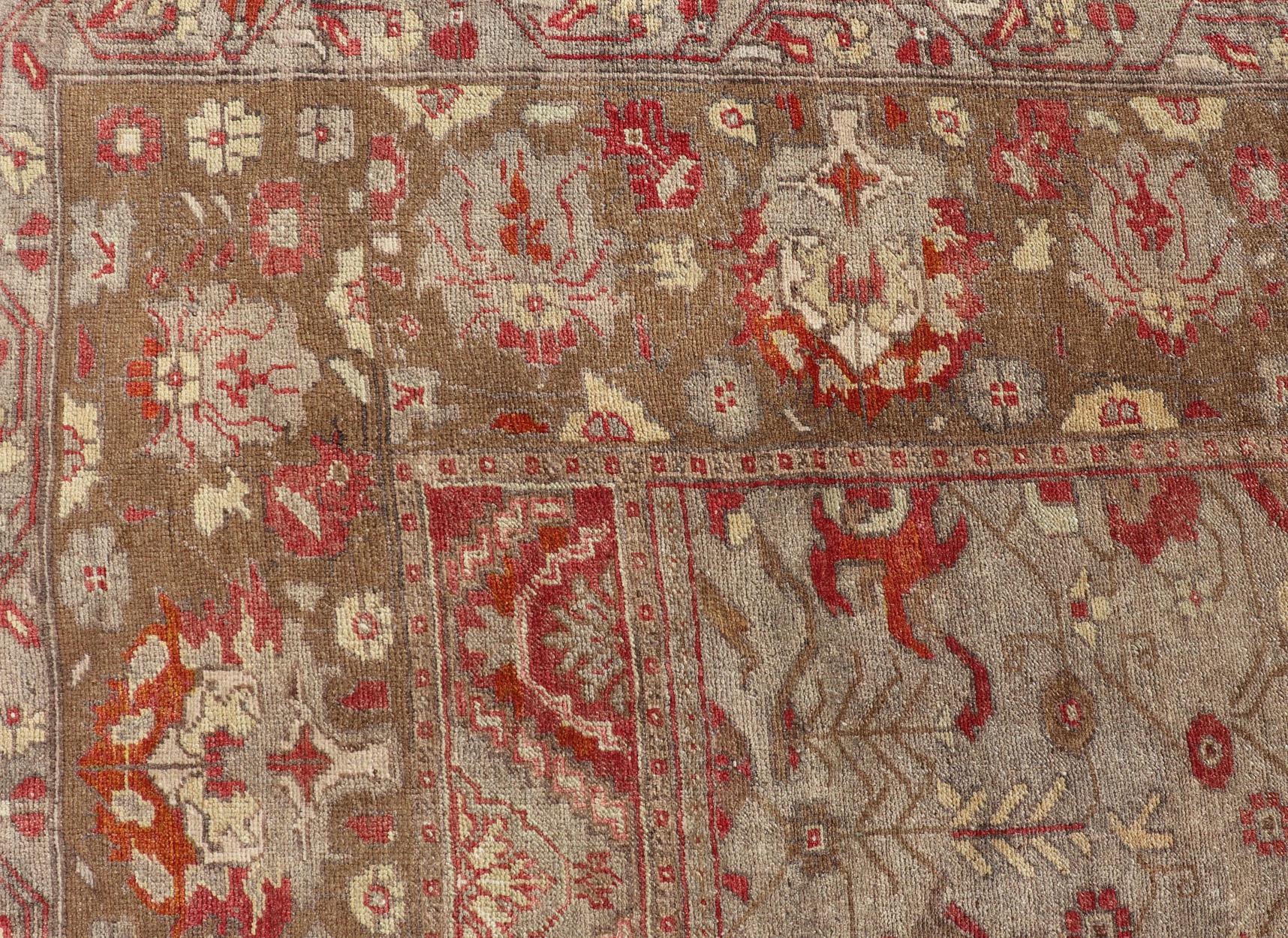 Quadratischer antiker türkischer Oushak-Teppich mit Blumenmuster in Grün, Rot, Taupe und Hellbraun 3