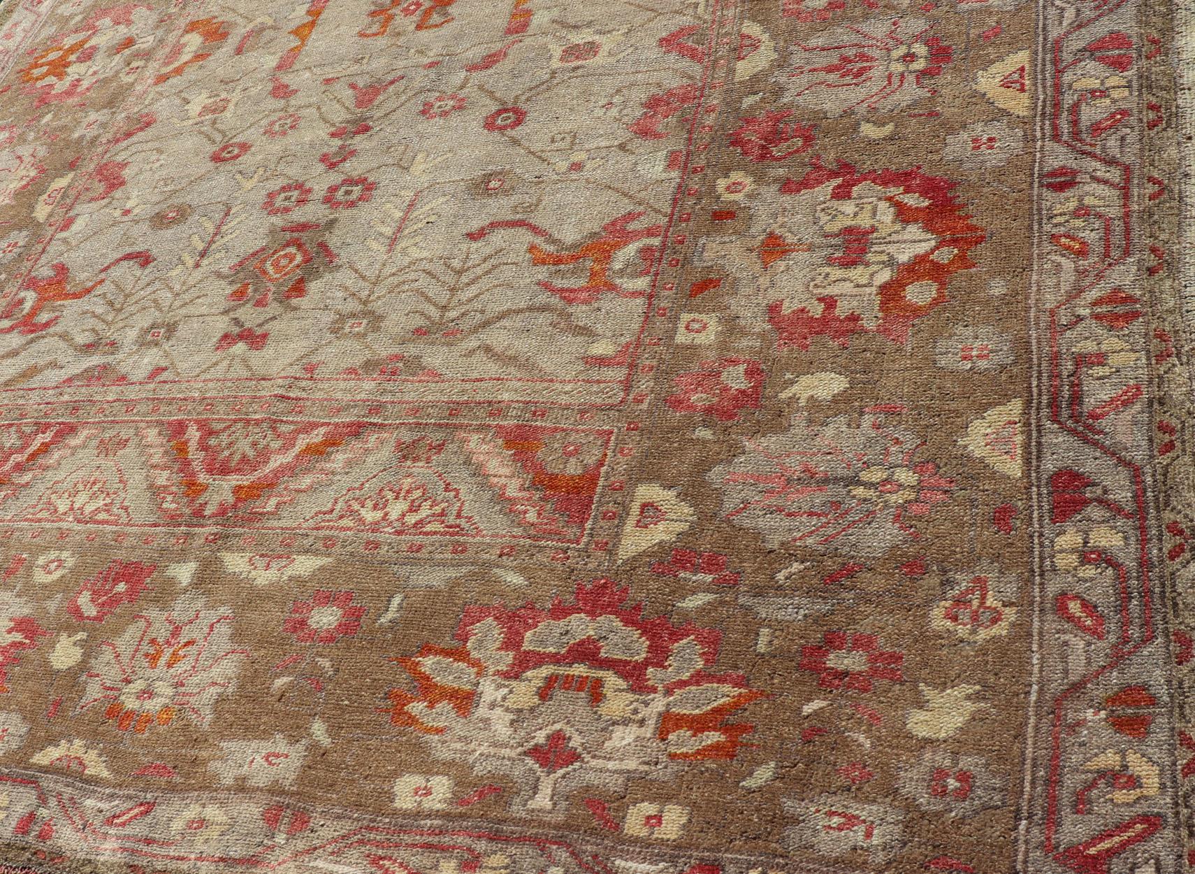 Quadratischer antiker türkischer Oushak-Teppich mit Blumenmuster in Grün, Rot, Taupe und Hellbraun 7