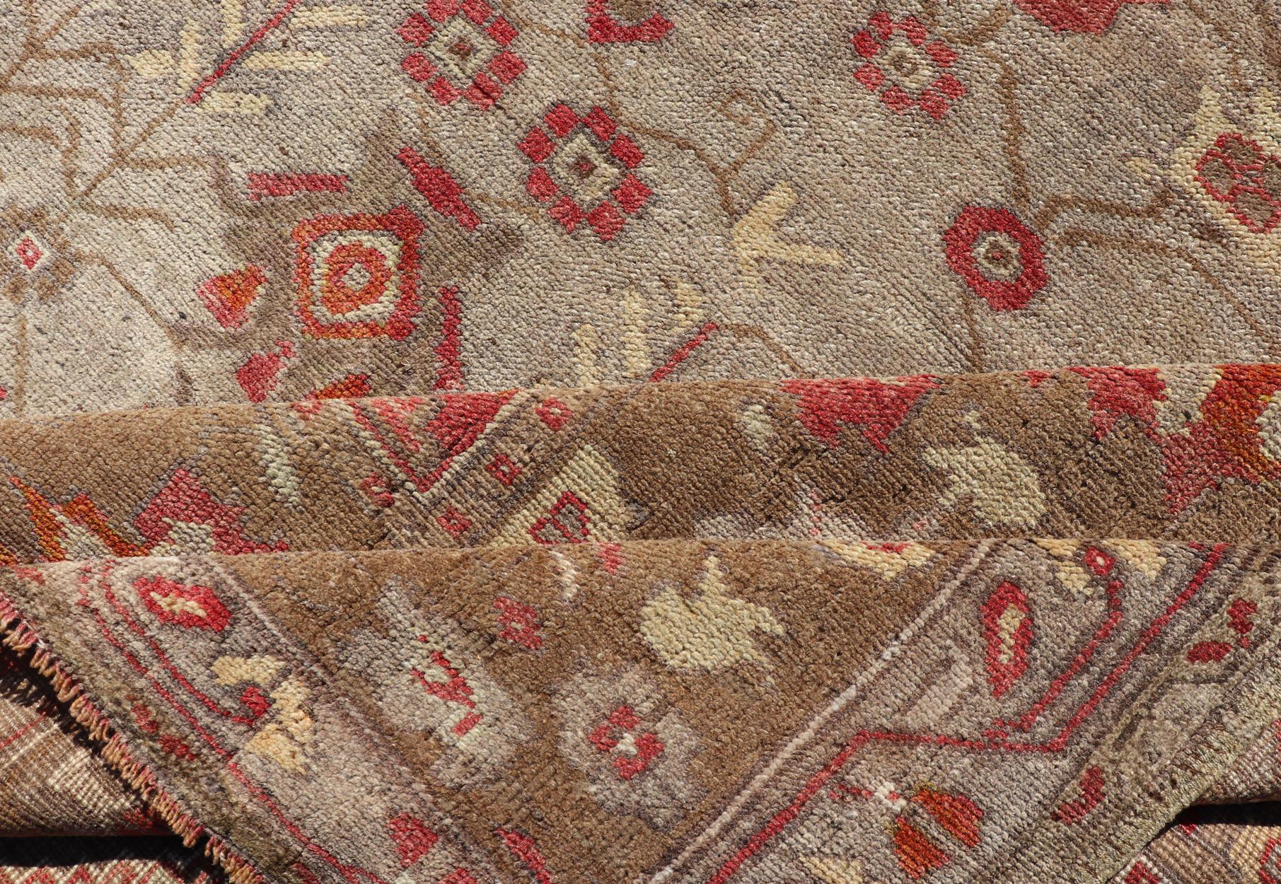 Quadratischer antiker türkischer Oushak-Teppich mit Blumenmuster in Grün, Rot, Taupe und Hellbraun 9