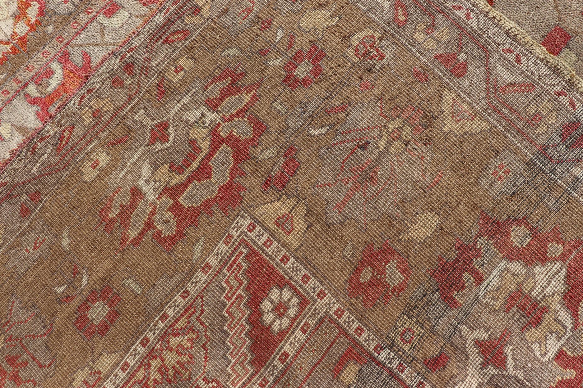 Quadratischer antiker türkischer Oushak-Teppich mit Blumenmuster in Grün, Rot, Taupe und Hellbraun 10