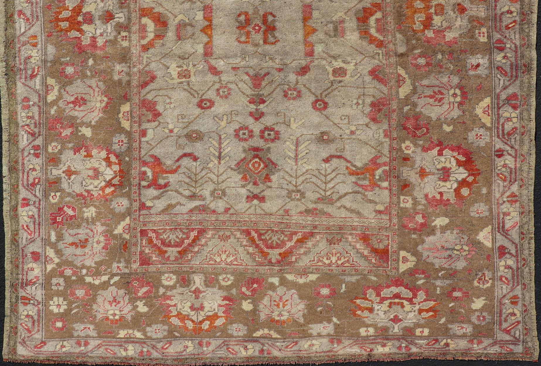 Quadratischer antiker türkischer Oushak-Teppich mit Blumenmuster in Grün, Rot, Taupe und Hellbraun (Handgeknüpft)