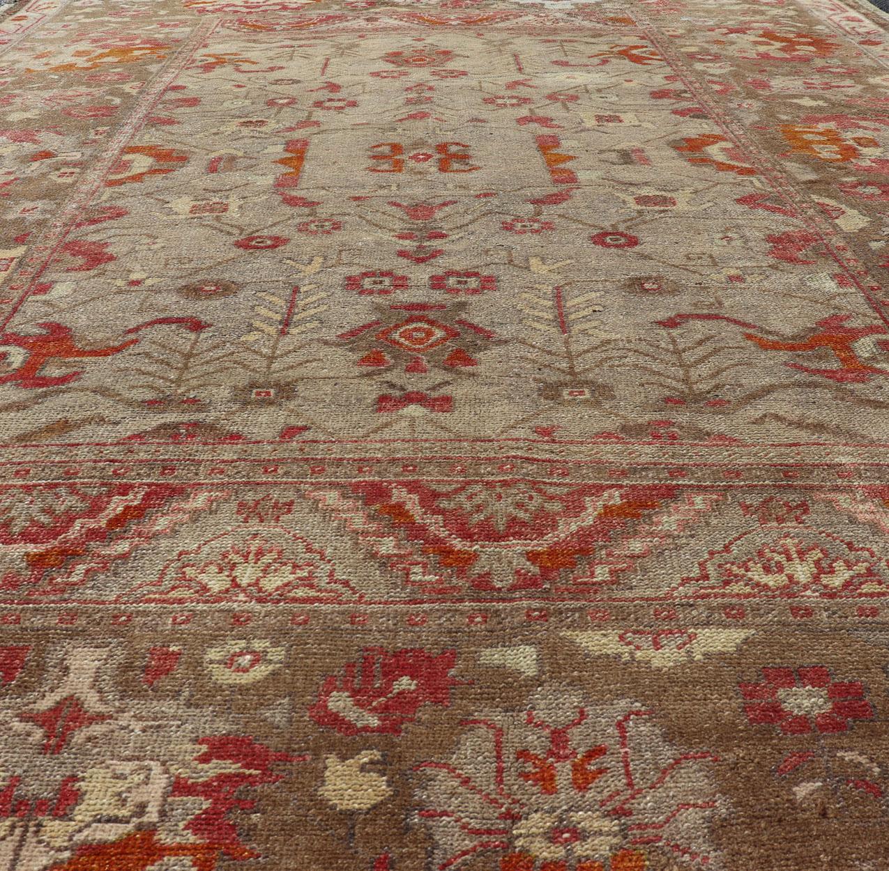 Quadratischer antiker türkischer Oushak-Teppich mit Blumenmuster in Grün, Rot, Taupe und Hellbraun (20. Jahrhundert)