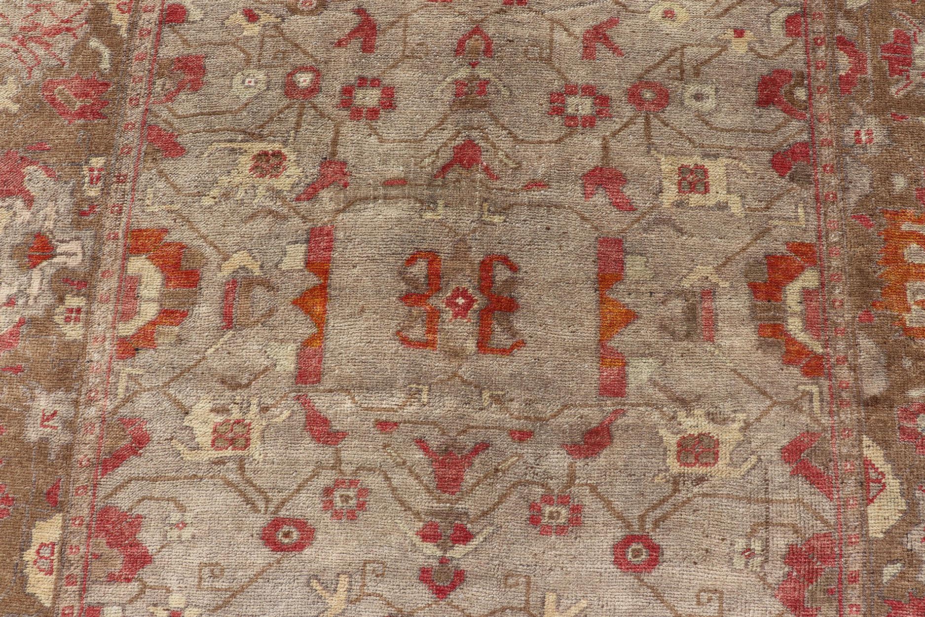 Quadratischer antiker türkischer Oushak-Teppich mit Blumenmuster in Grün, Rot, Taupe und Hellbraun (Wolle)
