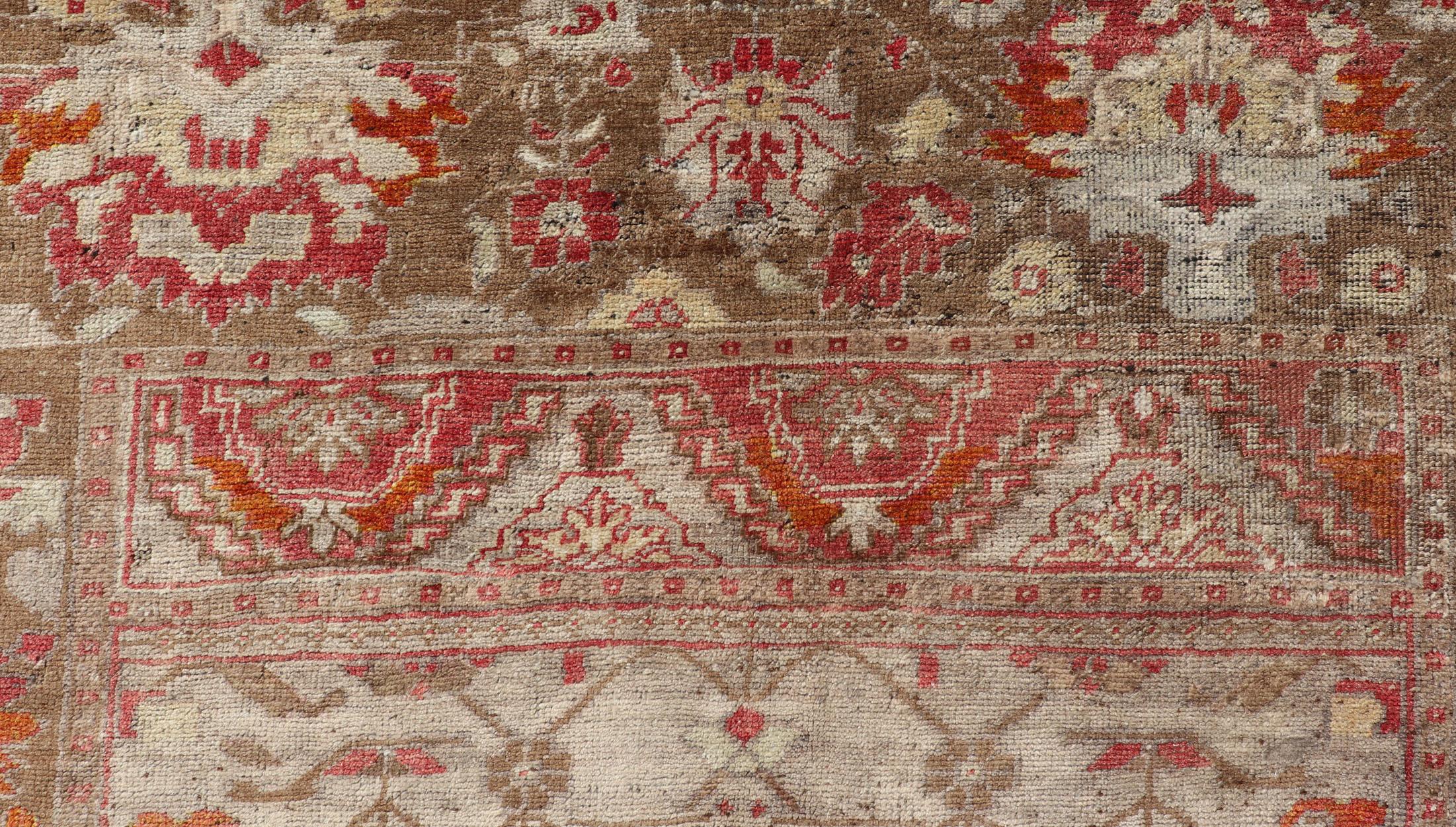 Quadratischer antiker türkischer Oushak-Teppich mit Blumenmuster in Grün, Rot, Taupe und Hellbraun 1