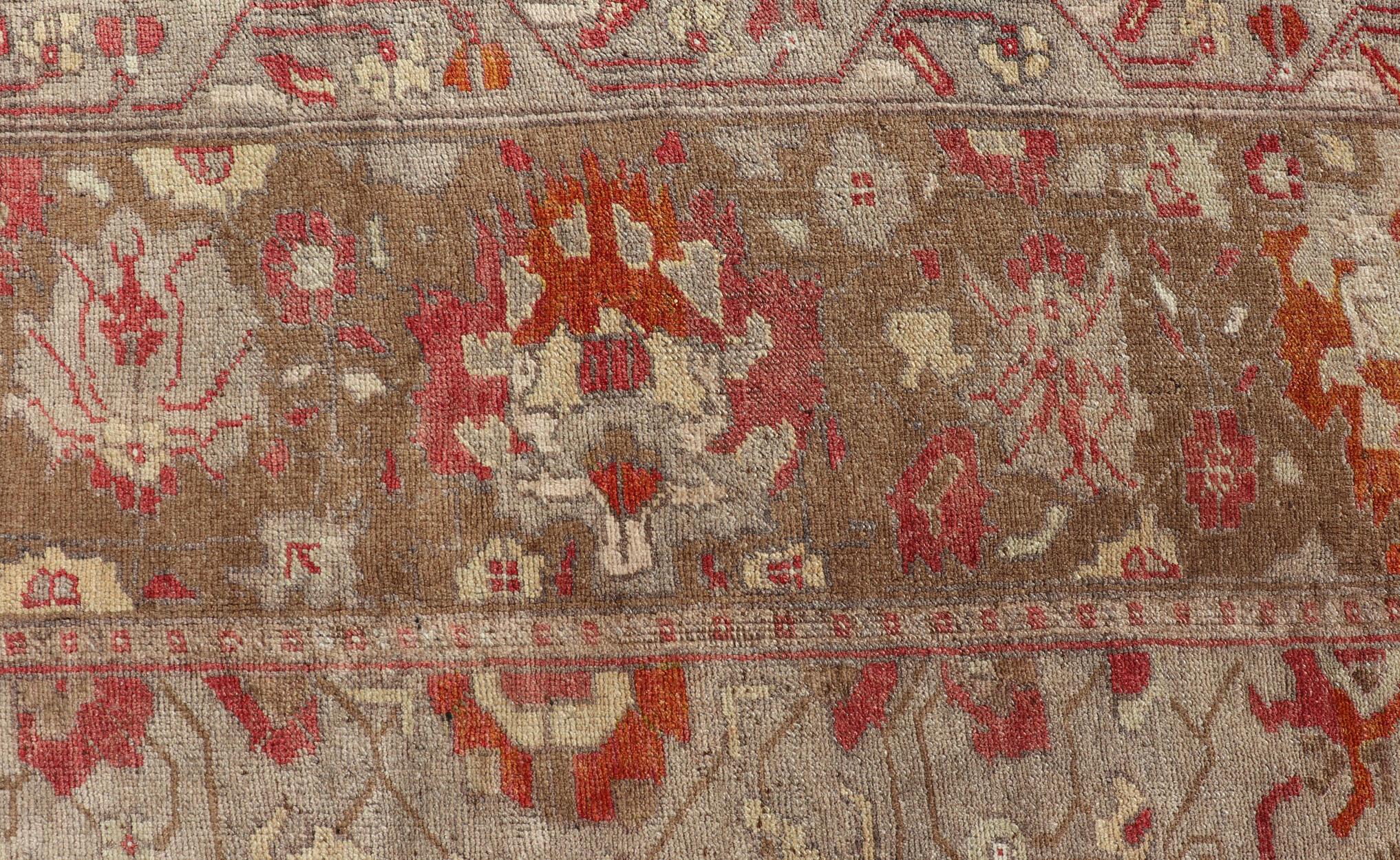 Quadratischer antiker türkischer Oushak-Teppich mit Blumenmuster in Grün, Rot, Taupe und Hellbraun 2